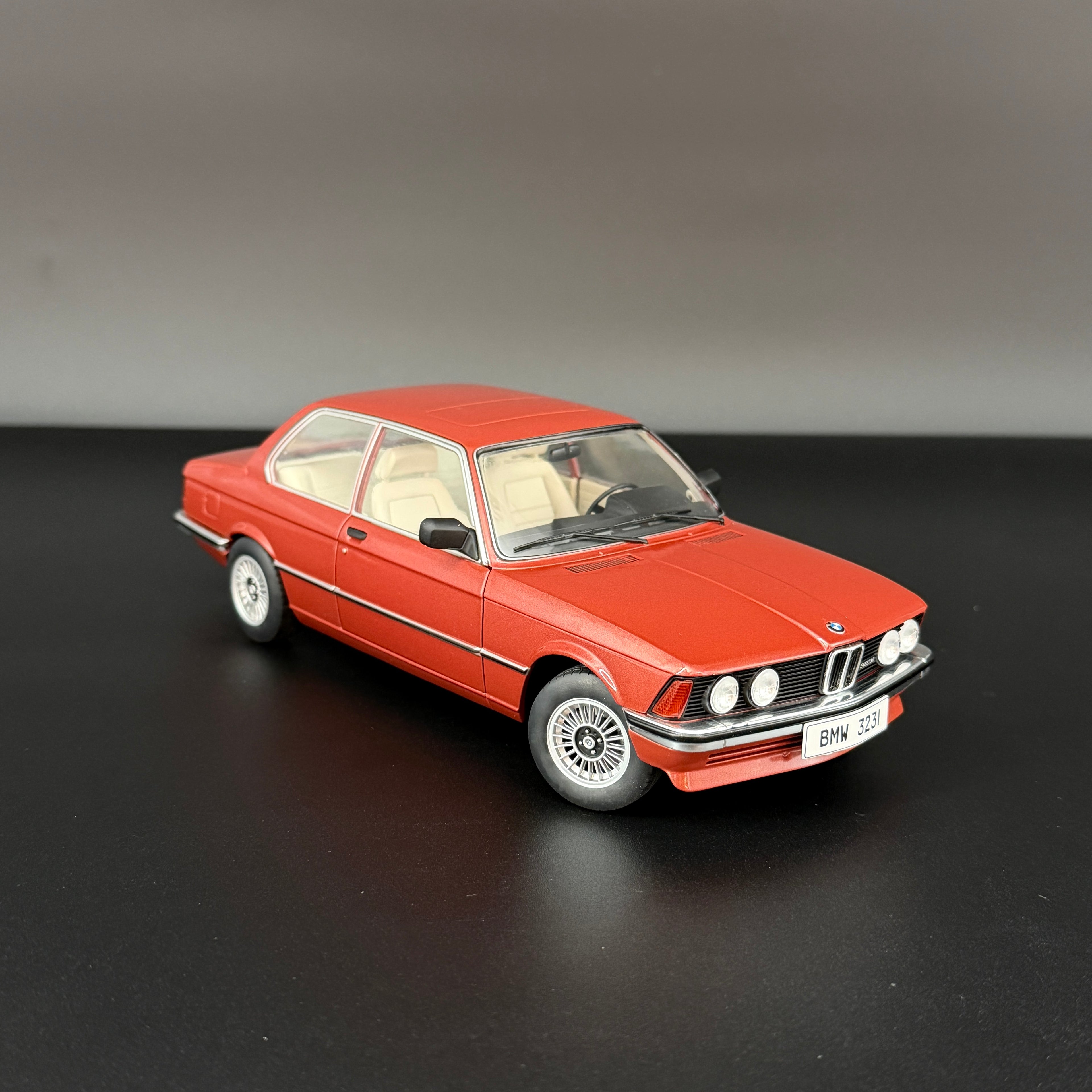 BMW 323i Kastanienrot Metallic 1980, mierka 1:18 od Solido