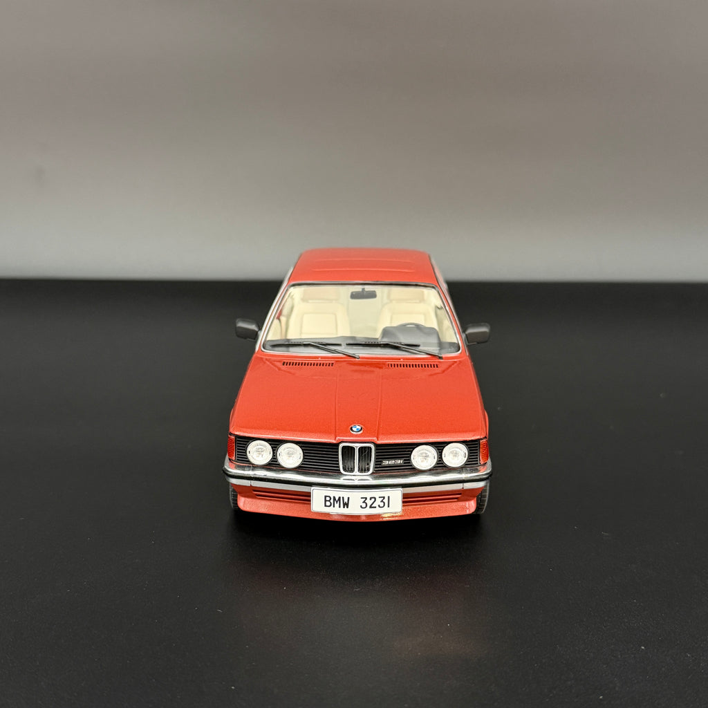 BMW 323i Kastanienrot Metallic 1980, měřítko 1:18 od Solido