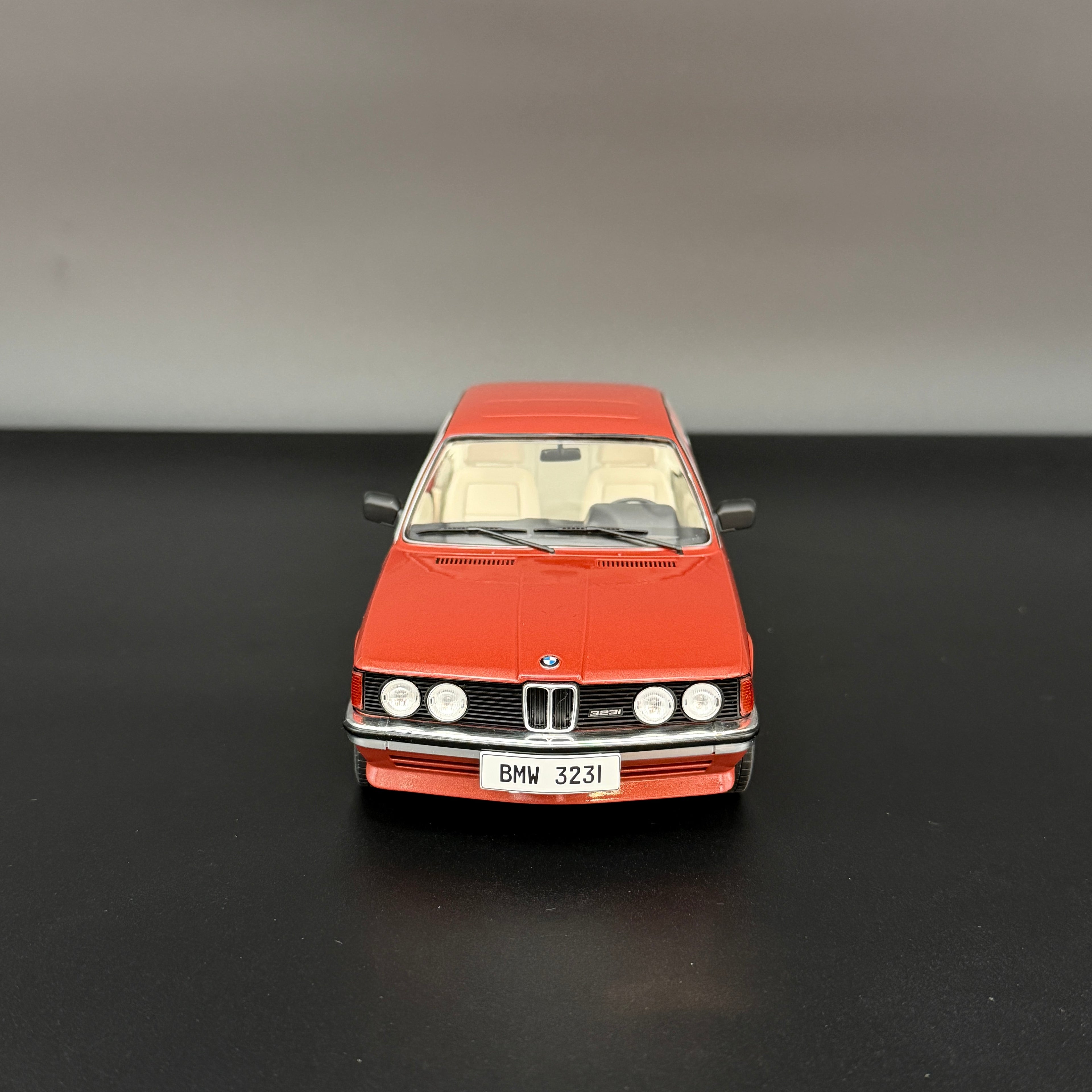 BMW 323i Kastanienrot Metallic 1980, měřítko 1:18 od Solido