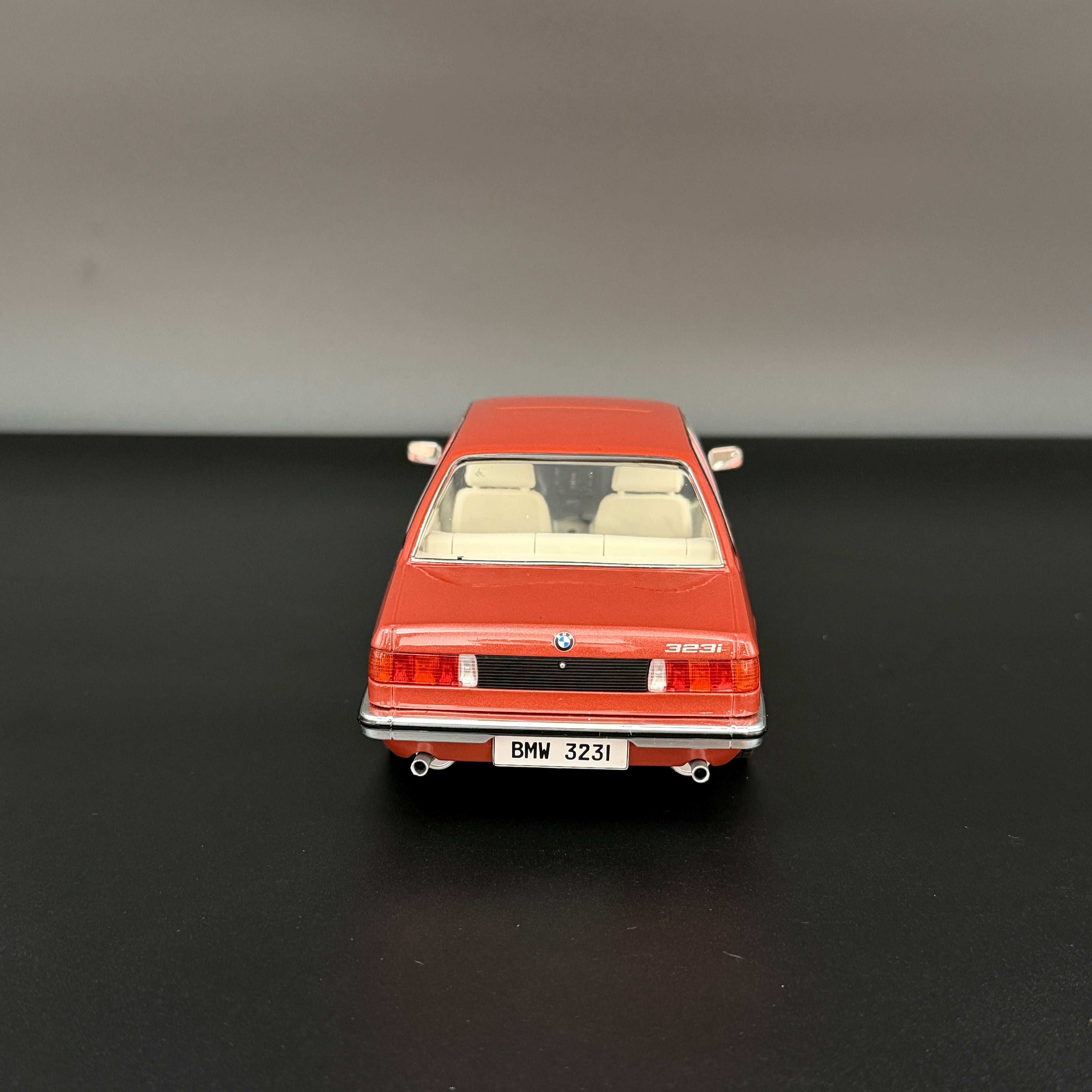 BMW 323i Kastanienrot Metallic 1980, mierka 1:18 od Solido