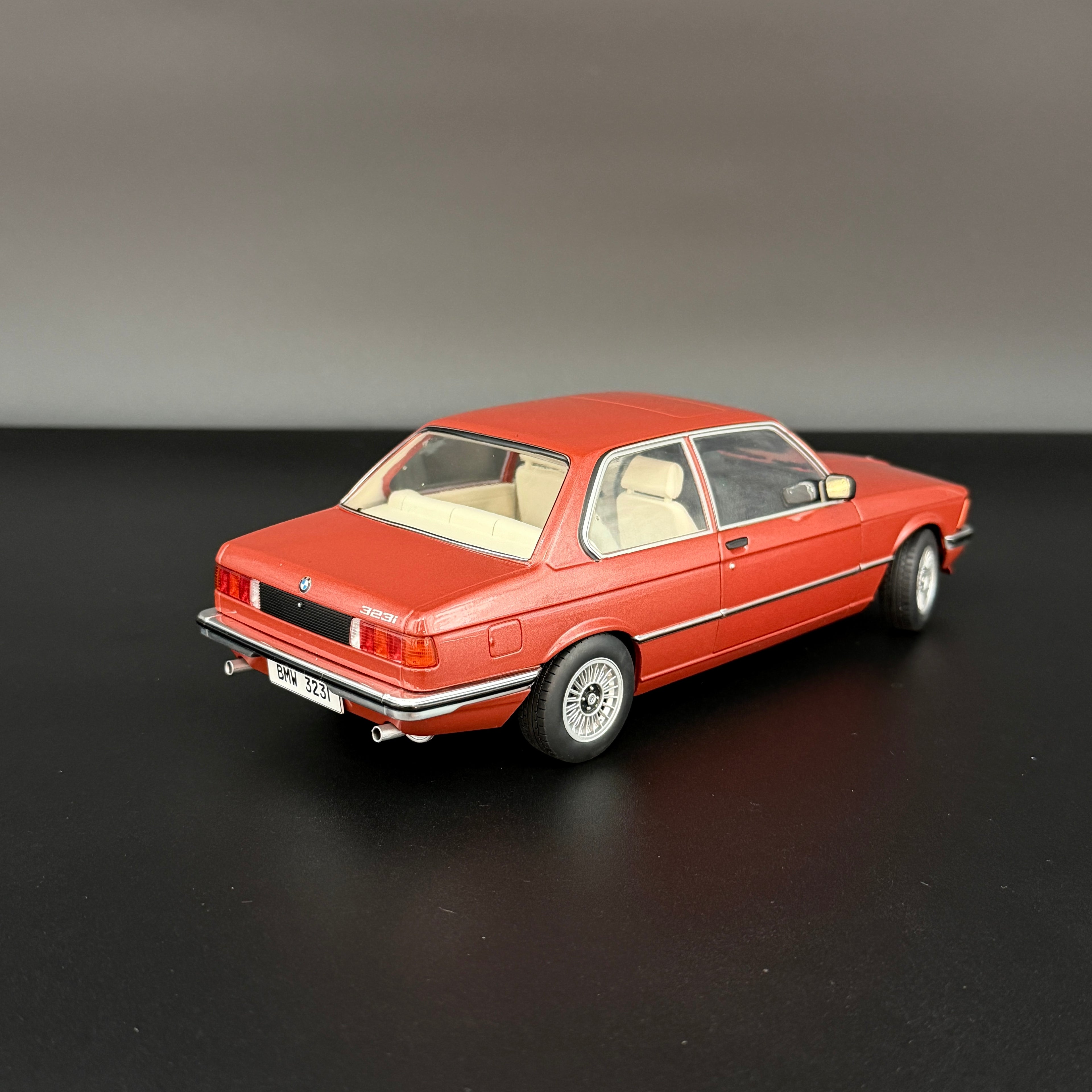 BMW 323i Kastanienrot Metallic 1980, mierka 1:18 od Solido