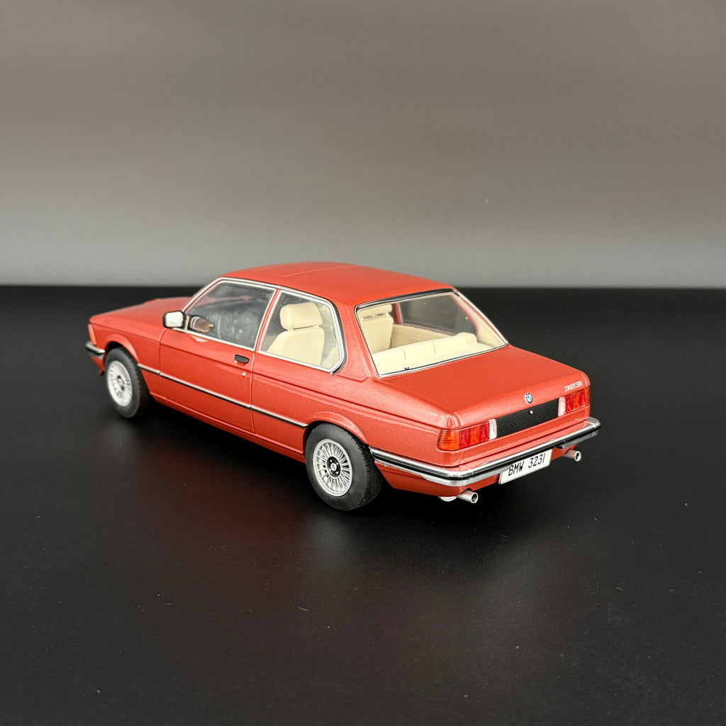 BMW 323i Kastanienrot Metallic 1980, měřítko 1:18 od Solido