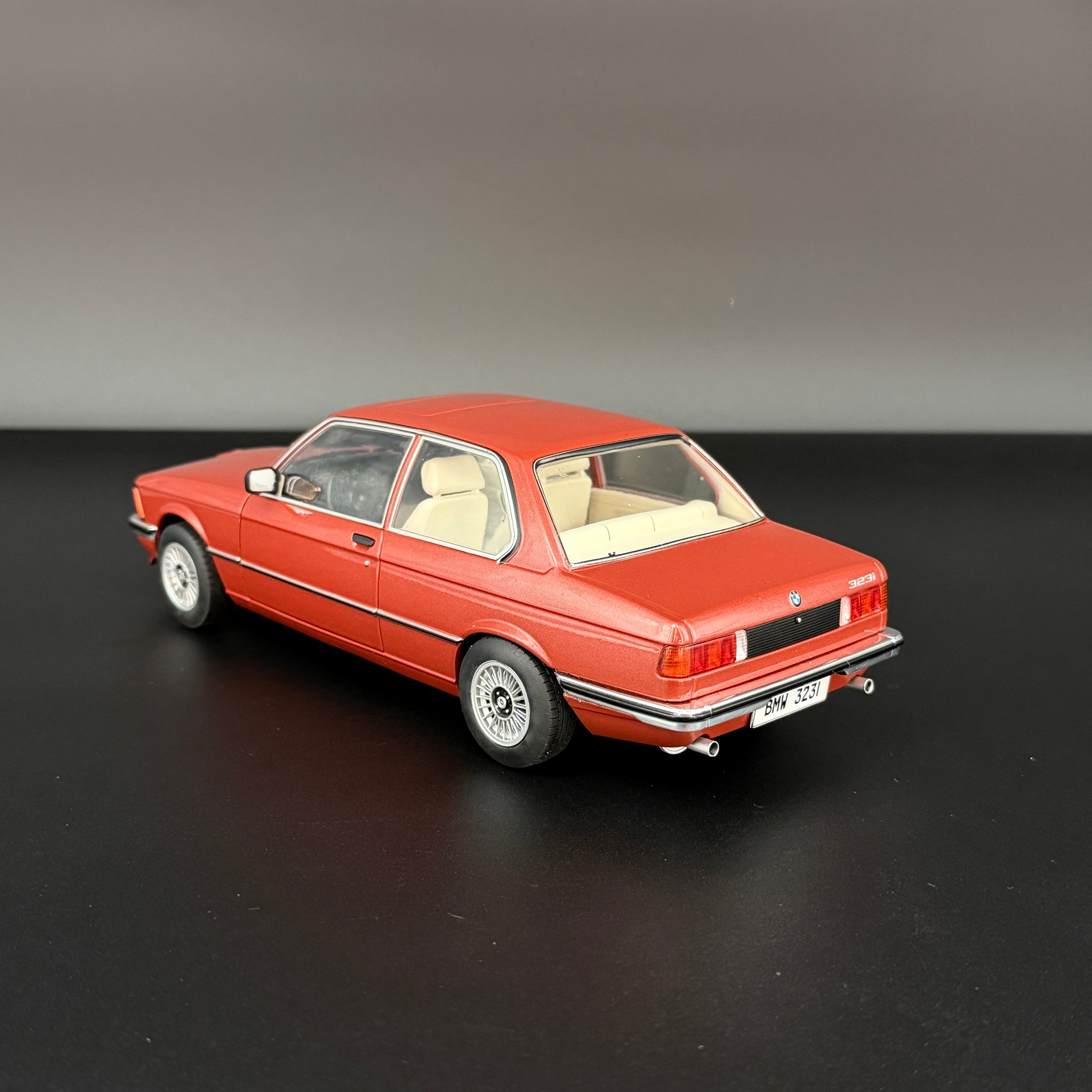 BMW 323i Kastanienrot Metallic 1980, mierka 1:18 od Solido