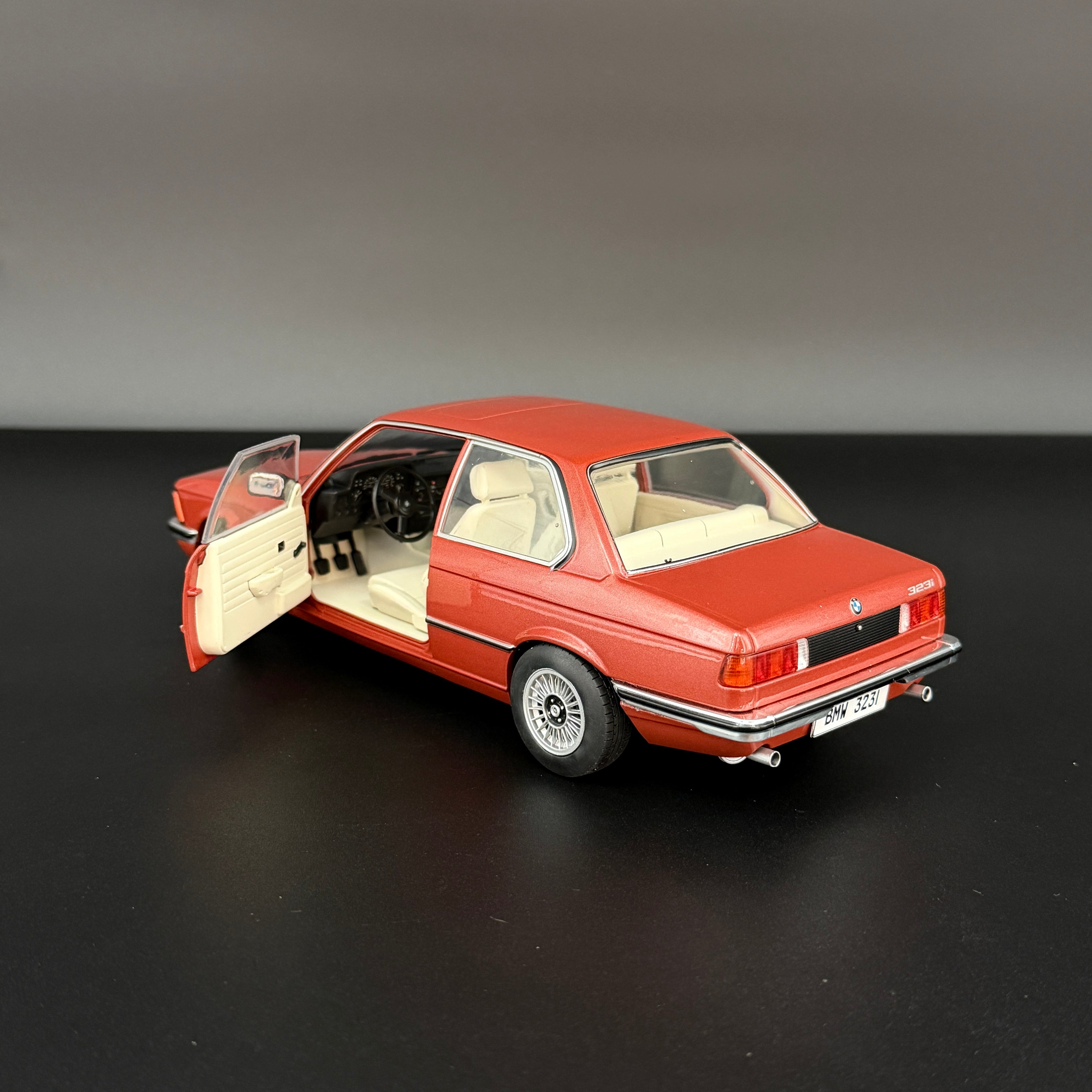 BMW 323i Kastanienrot Metallic 1980, měřítko 1:18 od Solido