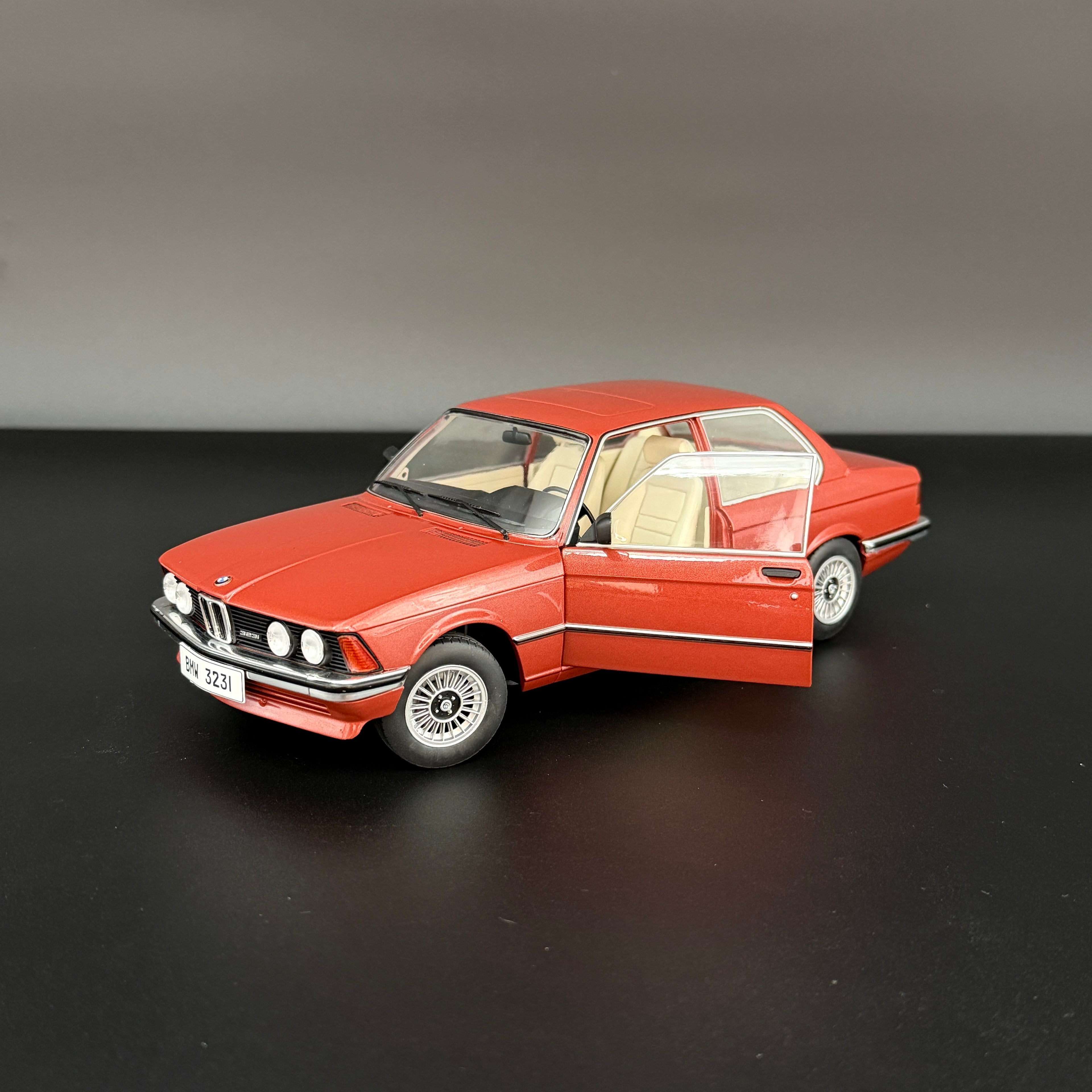 BMW 323i Kastanienrot Metallic 1980, měřítko 1:18 od Solido