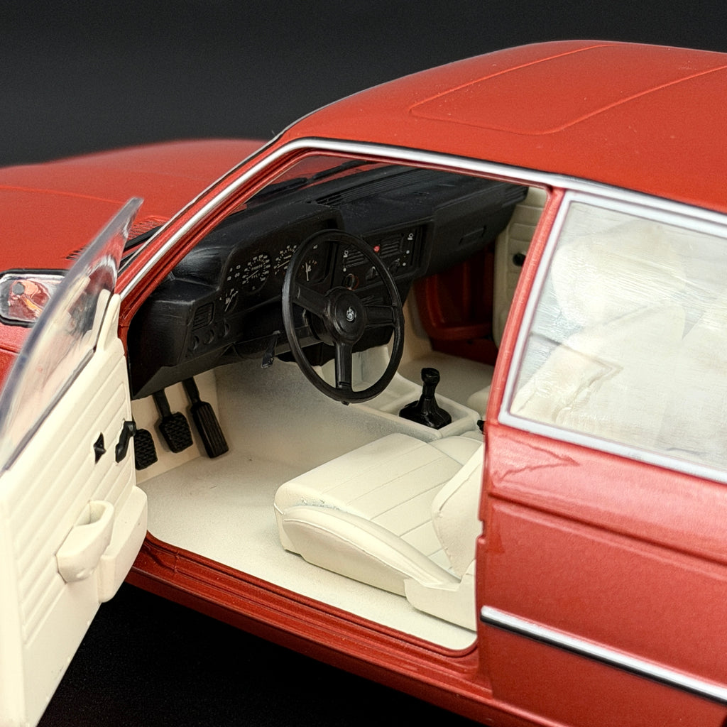 BMW 323i Kastanienrot Metallic 1980, měřítko 1:18 od Solido