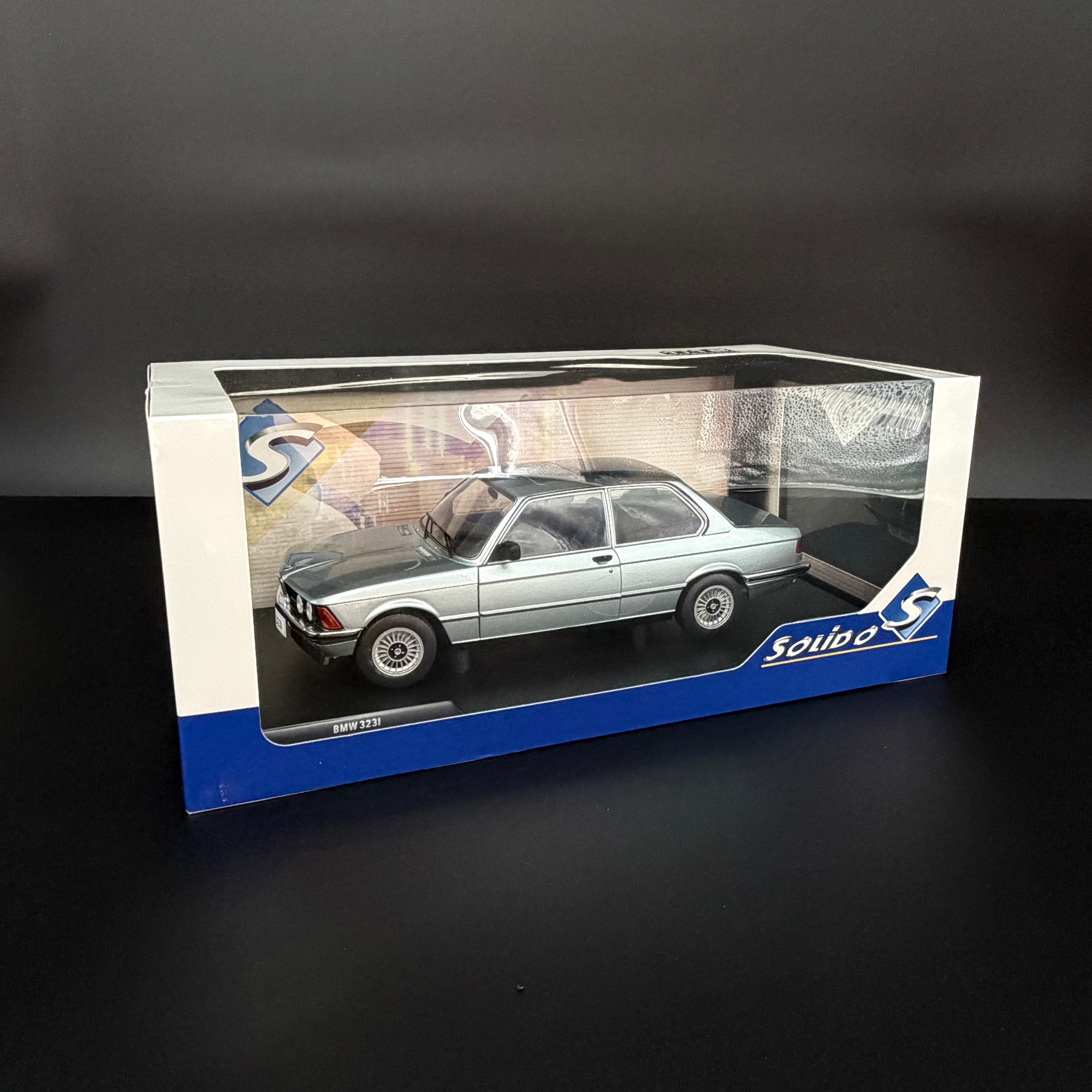 BMW 323i Saphirblau Metallic 1980, mierka 1:18 od Solido