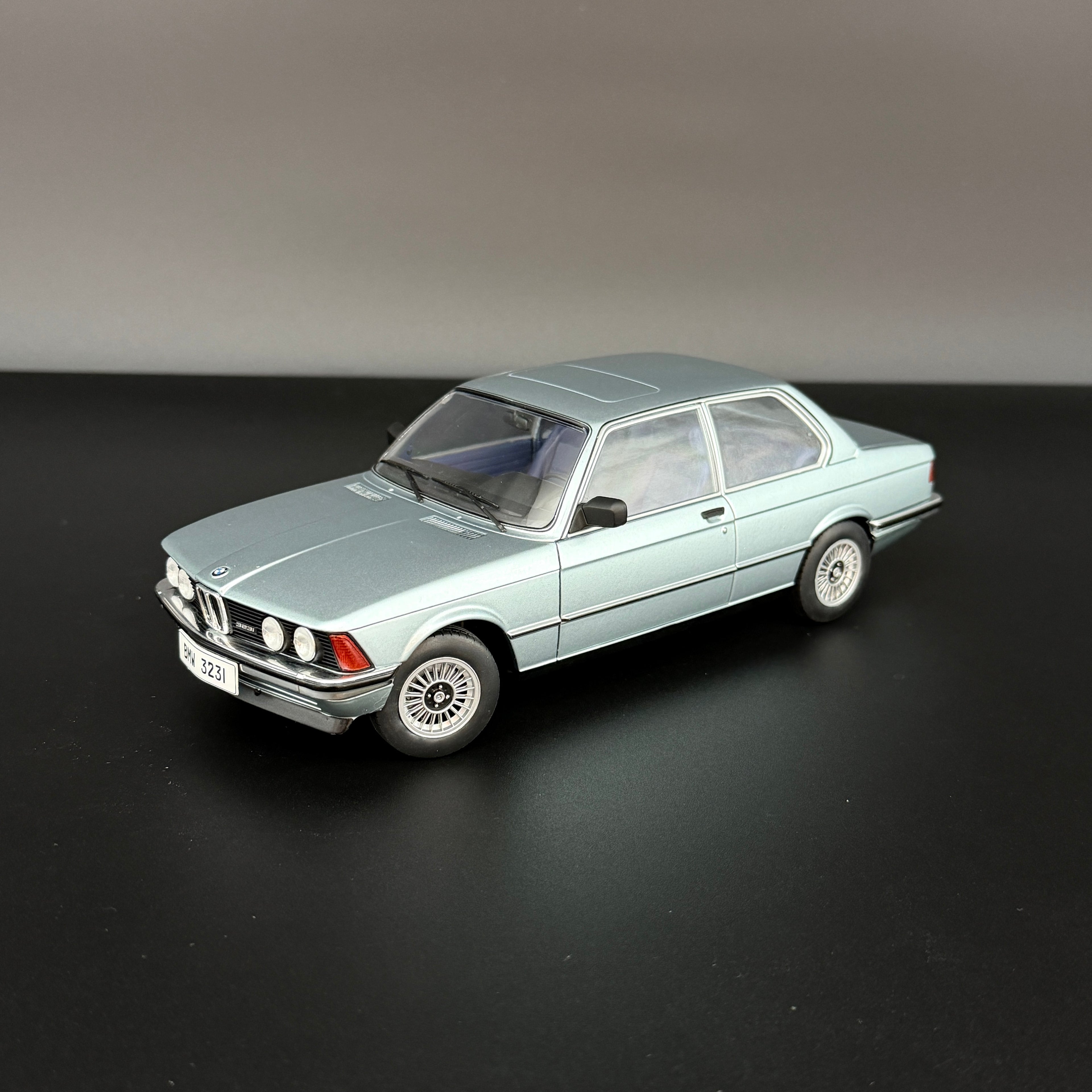 BMW 323i Saphirblau Metallic 1980, mierka 1:18 od Solido