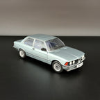 BMW 323i Saphirblau Metallic 1980, mierka 1:18 od Solido