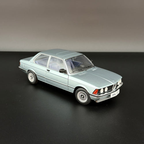 BMW 323i Saphirblau Metallic 1980 1:18 by Solido