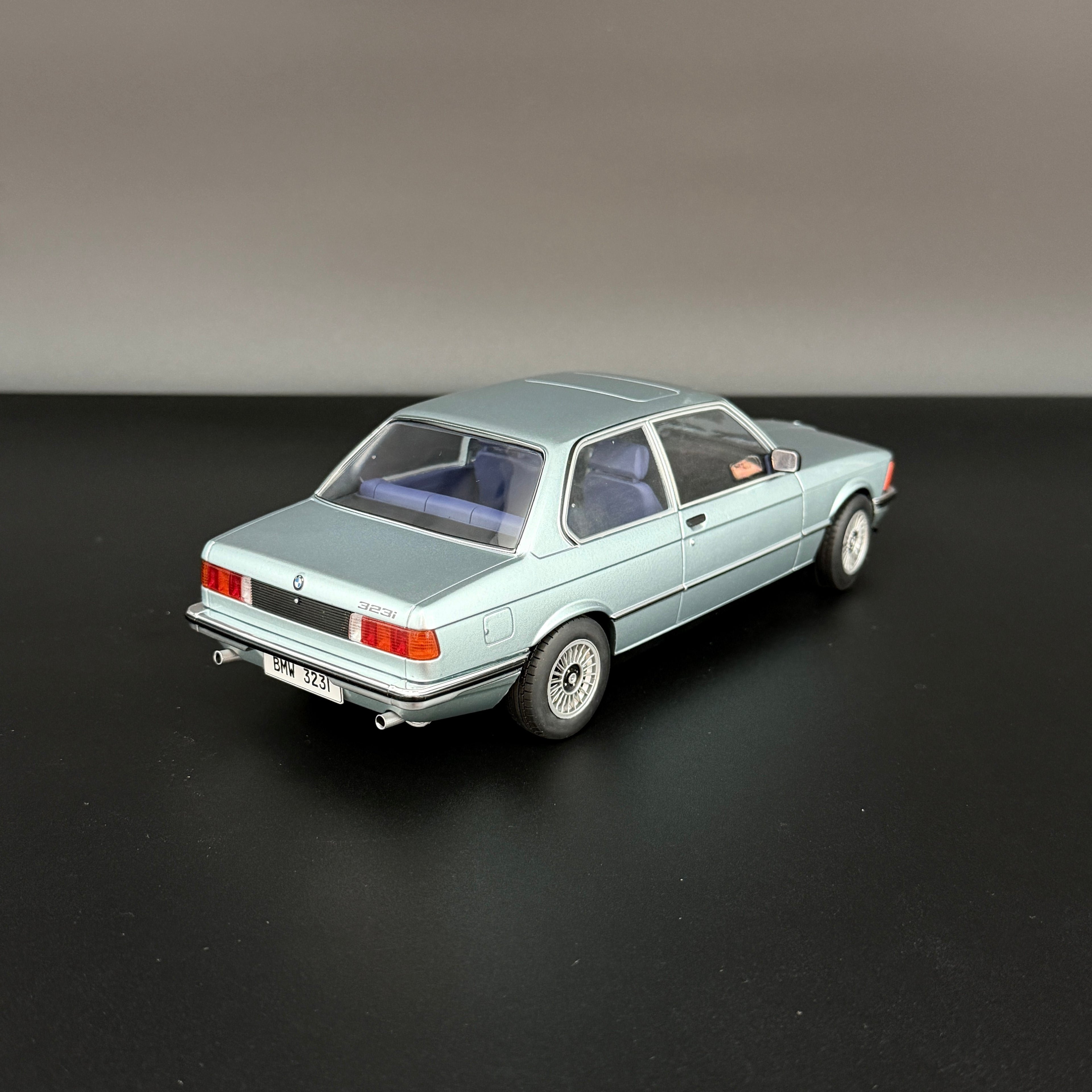 BMW 323i Saphirblau Metallic 1980, mierka 1:18 od Solido