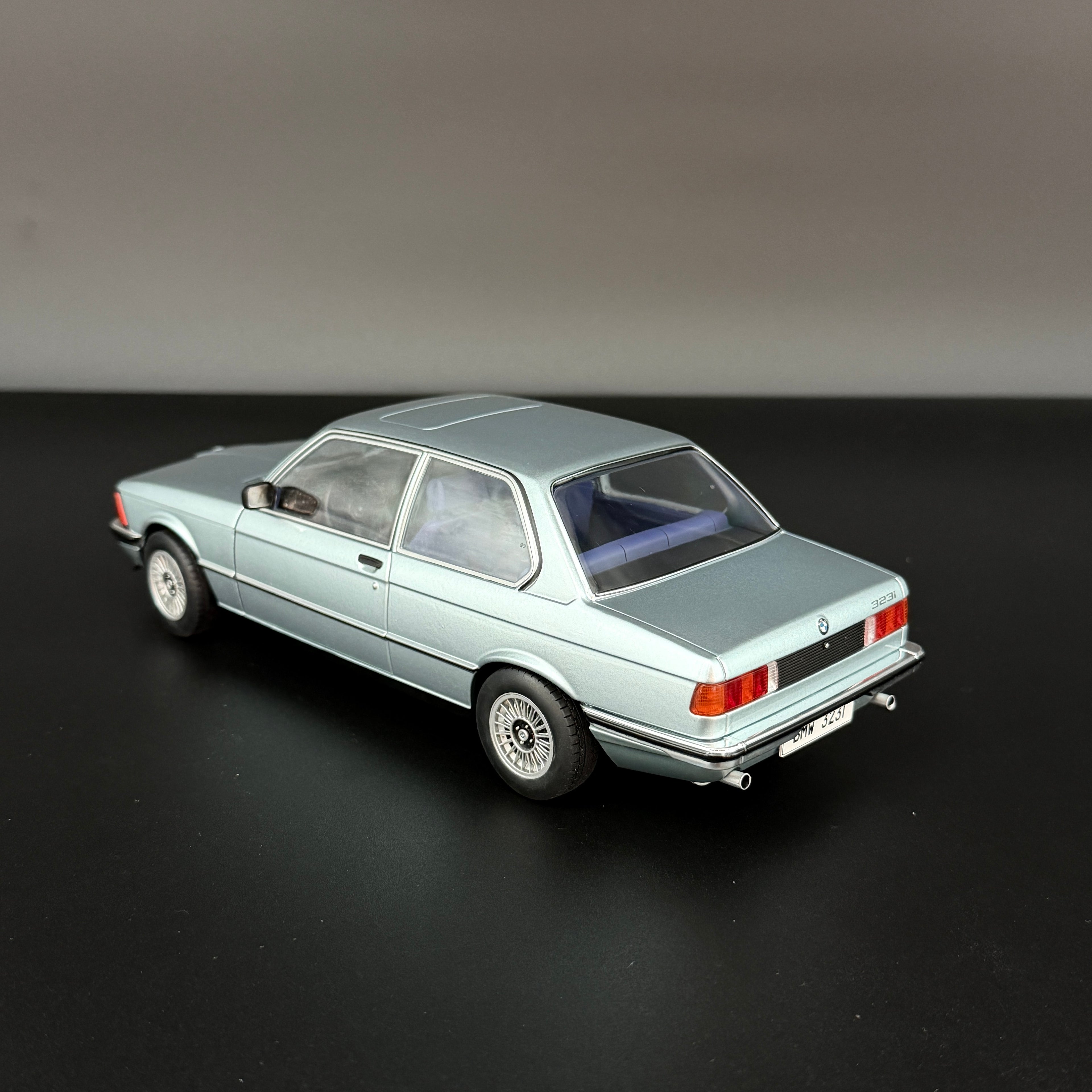 BMW 323i Saphirblau Metallic 1980, mierka 1:18 od Solido