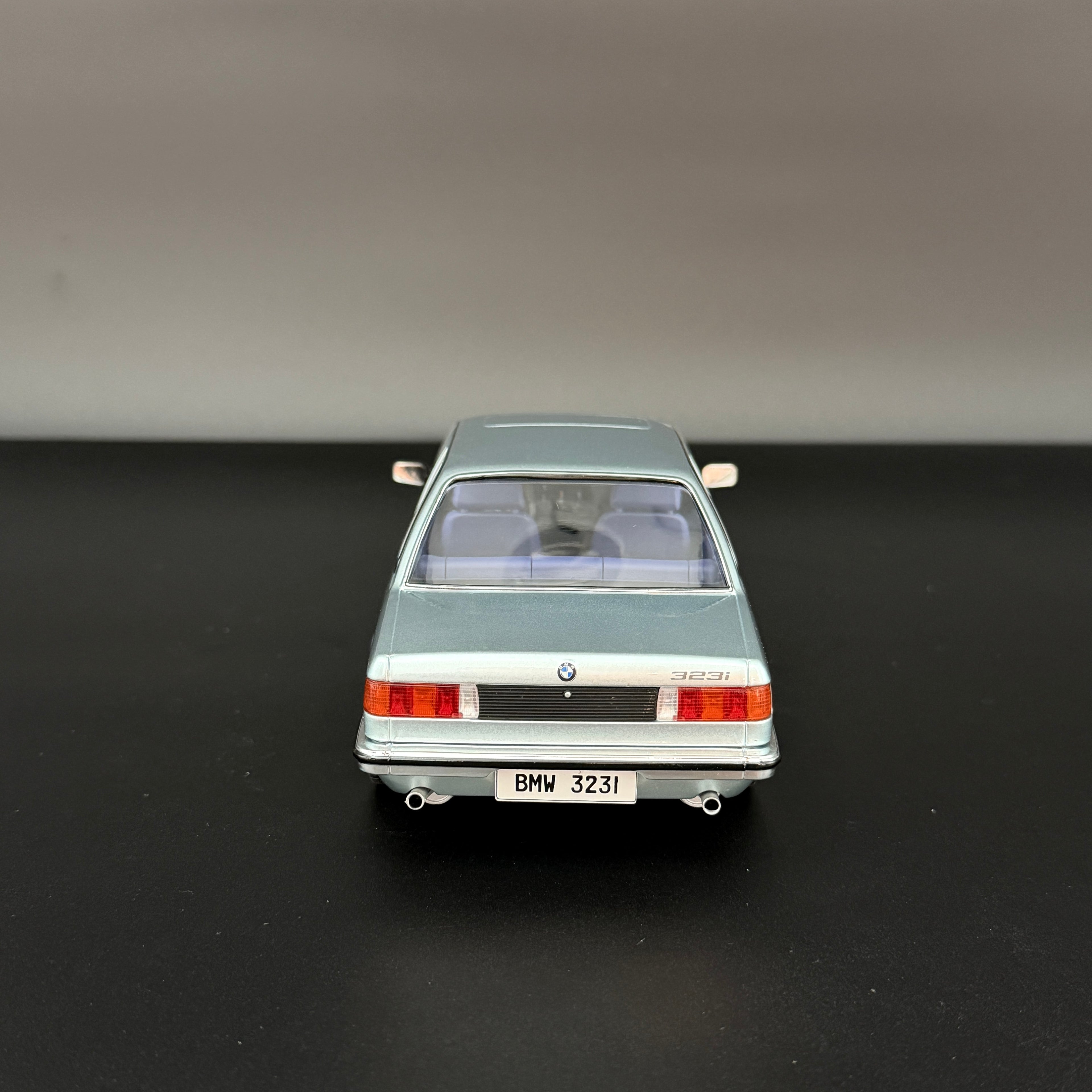 BMW 323i Saphirblau Metallic 1980, mierka 1:18 od Solido