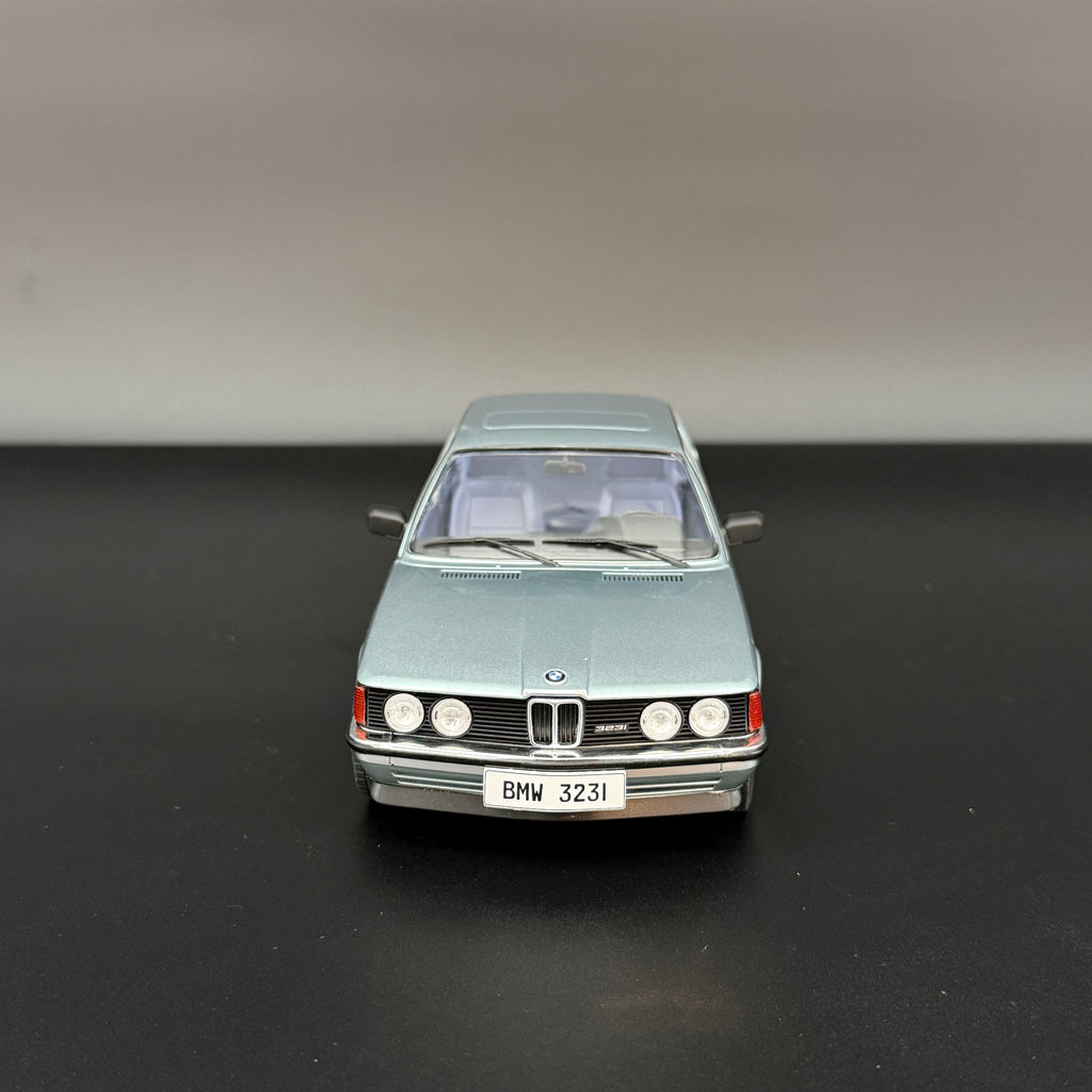BMW 323i Saphirblau Metallic 1980, mierka 1:18 od Solido