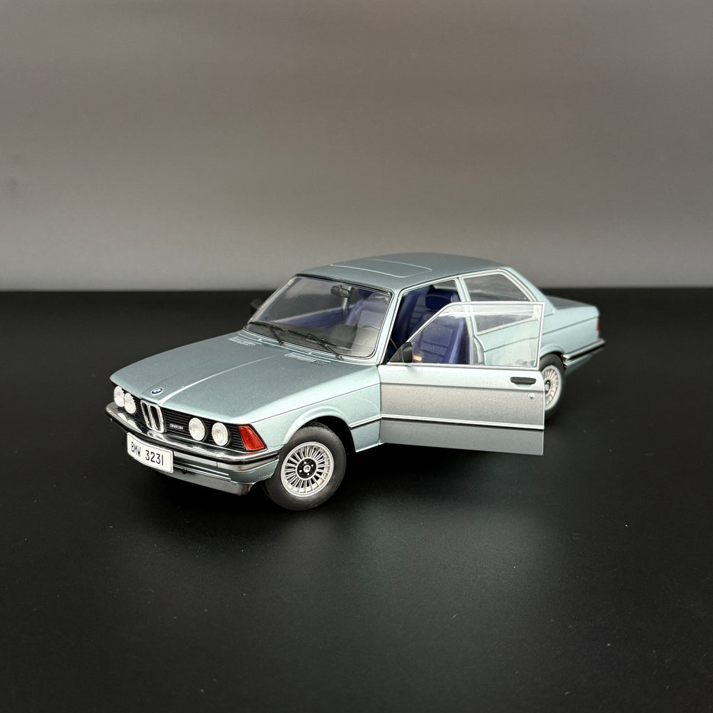 BMW 323i Saphirblau Metallic 1980, mierka 1:18 od Solido