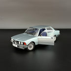 BMW 323i Saphirblau Metallic 1980, mierka 1:18 od Solido