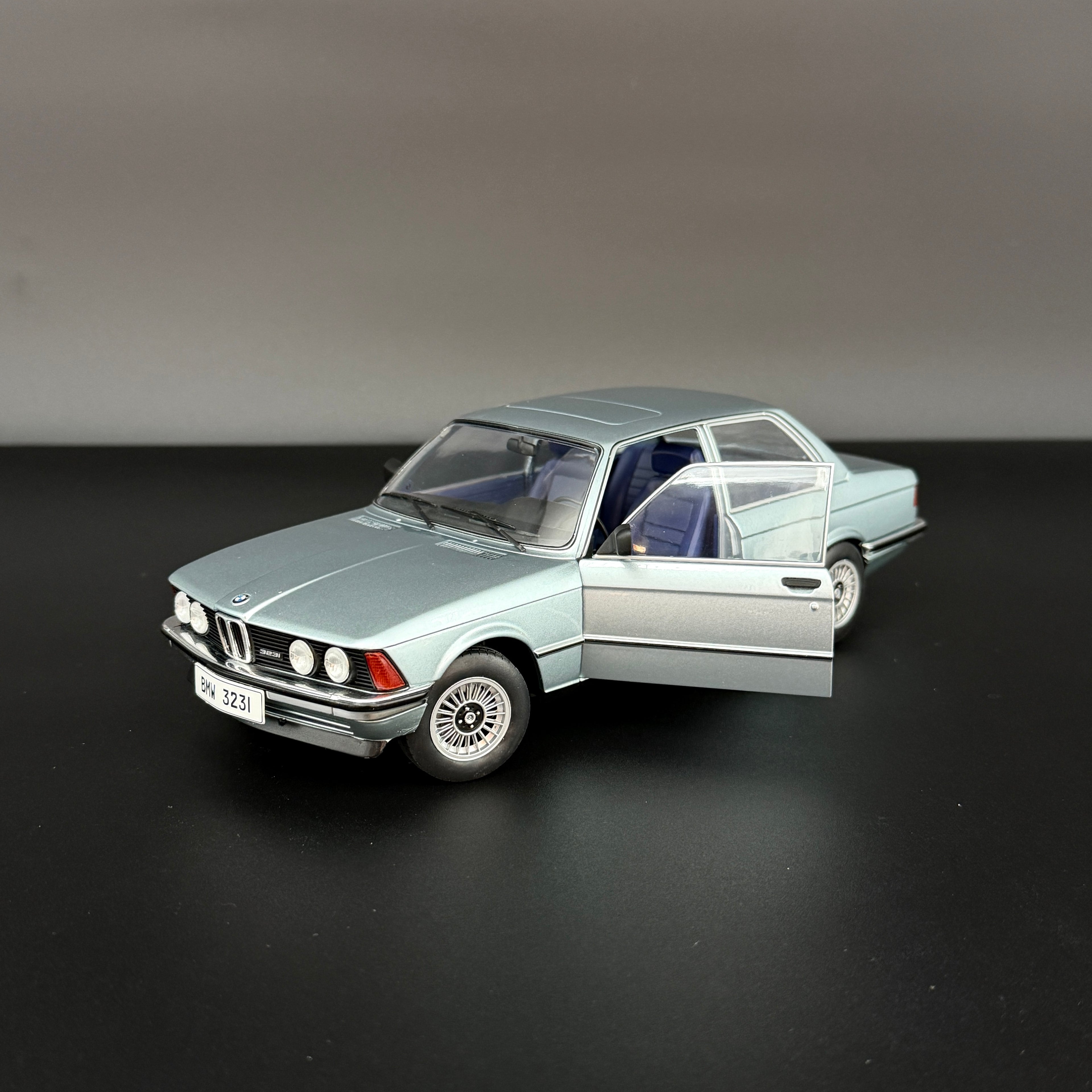 BMW 323i Saphirblau Metallic 1980, mierka 1:18 od Solido