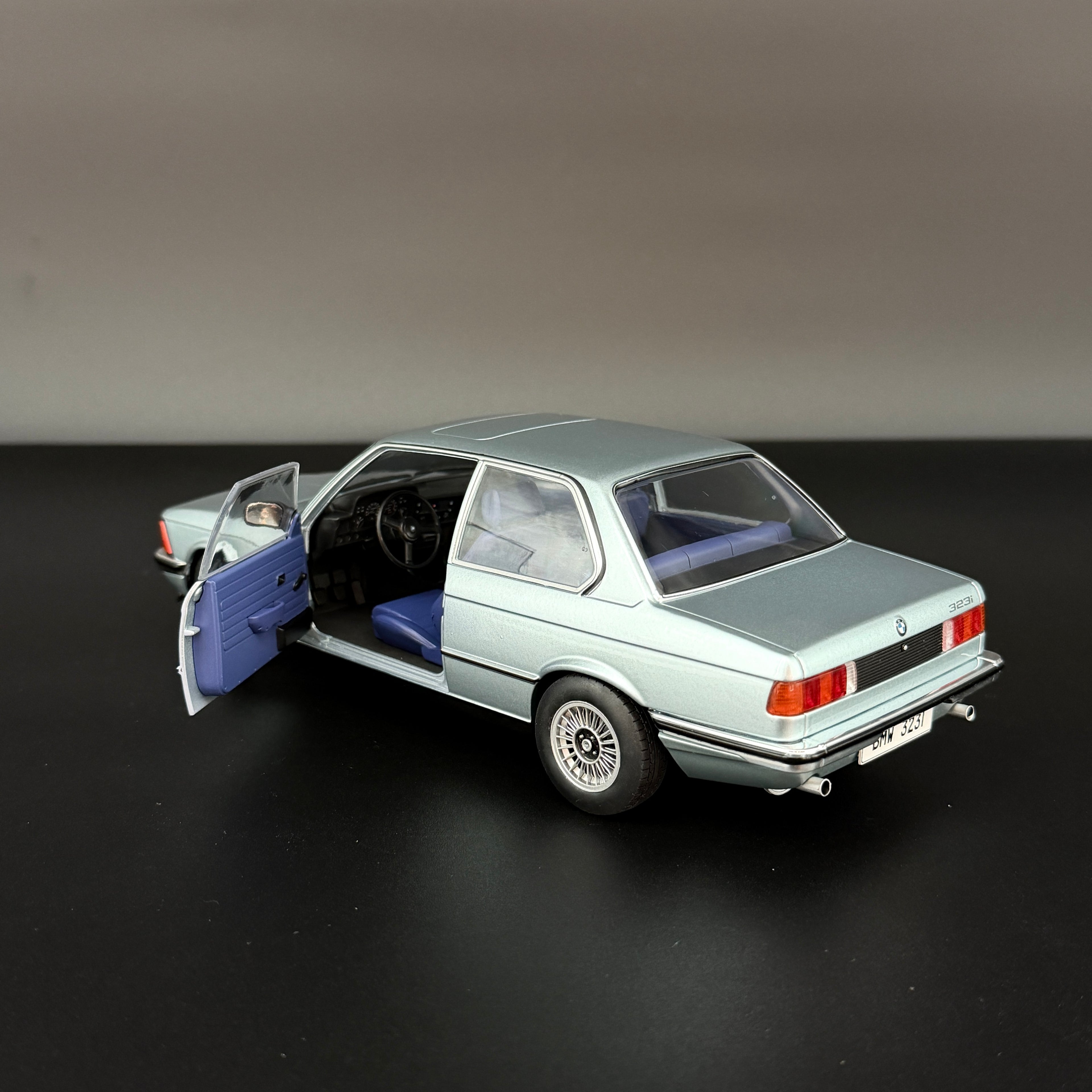 BMW 323i Saphirblau Metallic 1980, mierka 1:18 od Solido