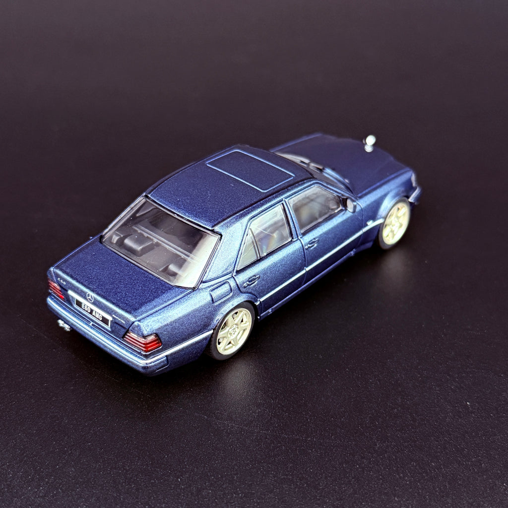 Mercedes-Benz E60 AMG (W124) 1994 – Blau Maßstab 1:43 von Solido