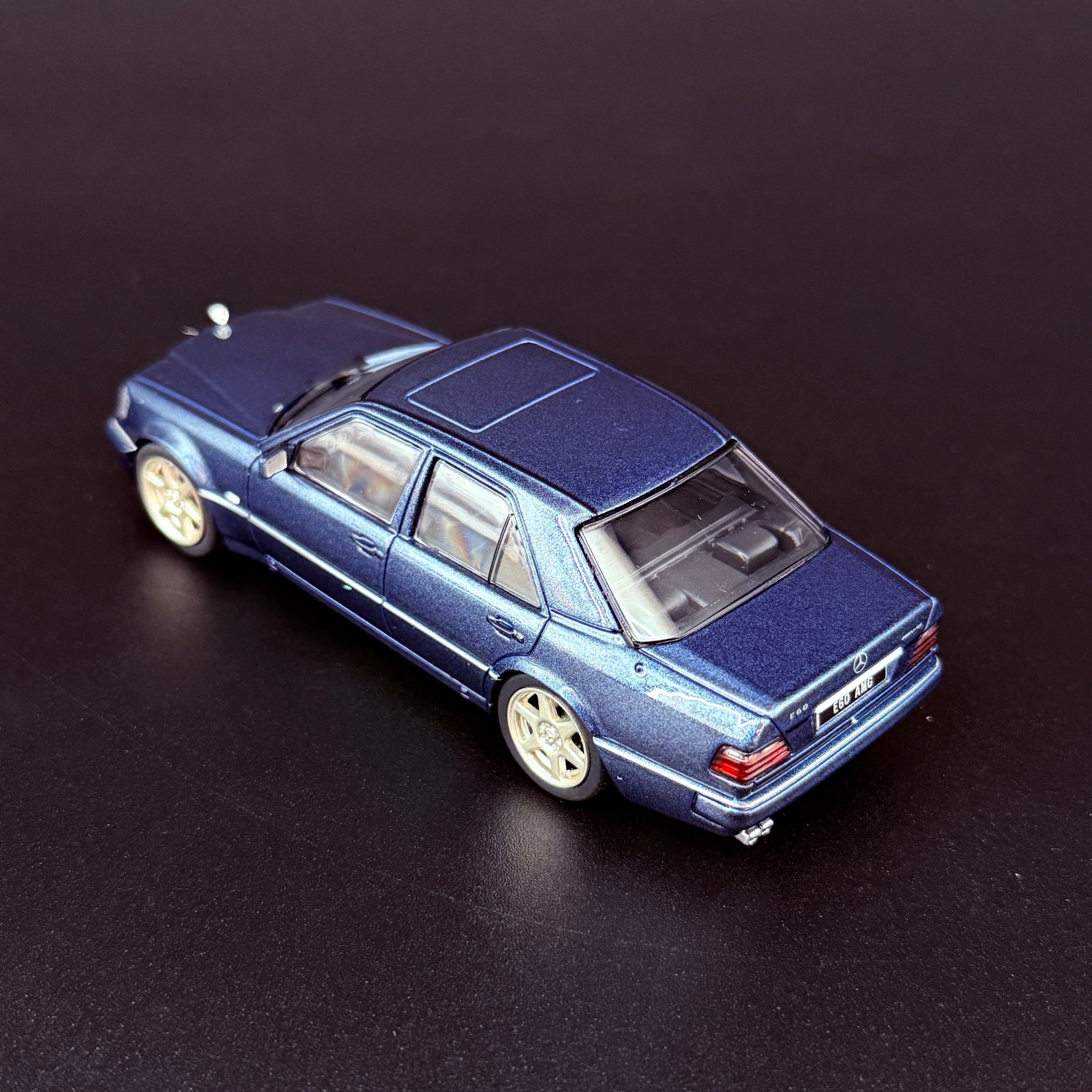 Mercedes-Benz E60 AMG (W124) 1994 – Blau Maßstab 1:43 von Solido