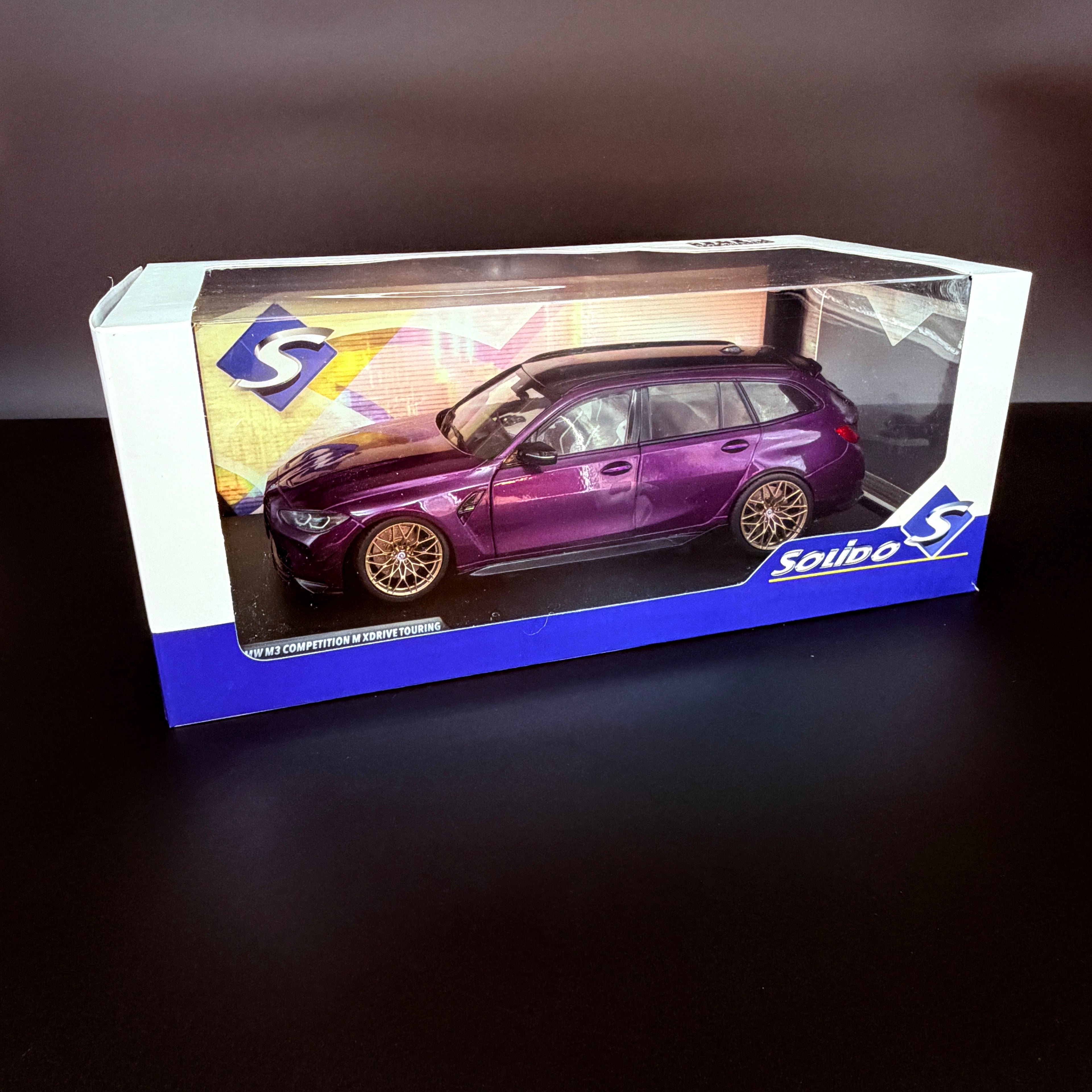 BMW M3 Competition M xDrive Touring 2024 – Twilight Purple Pearl Metallic Maßstab 1:18 von Solido