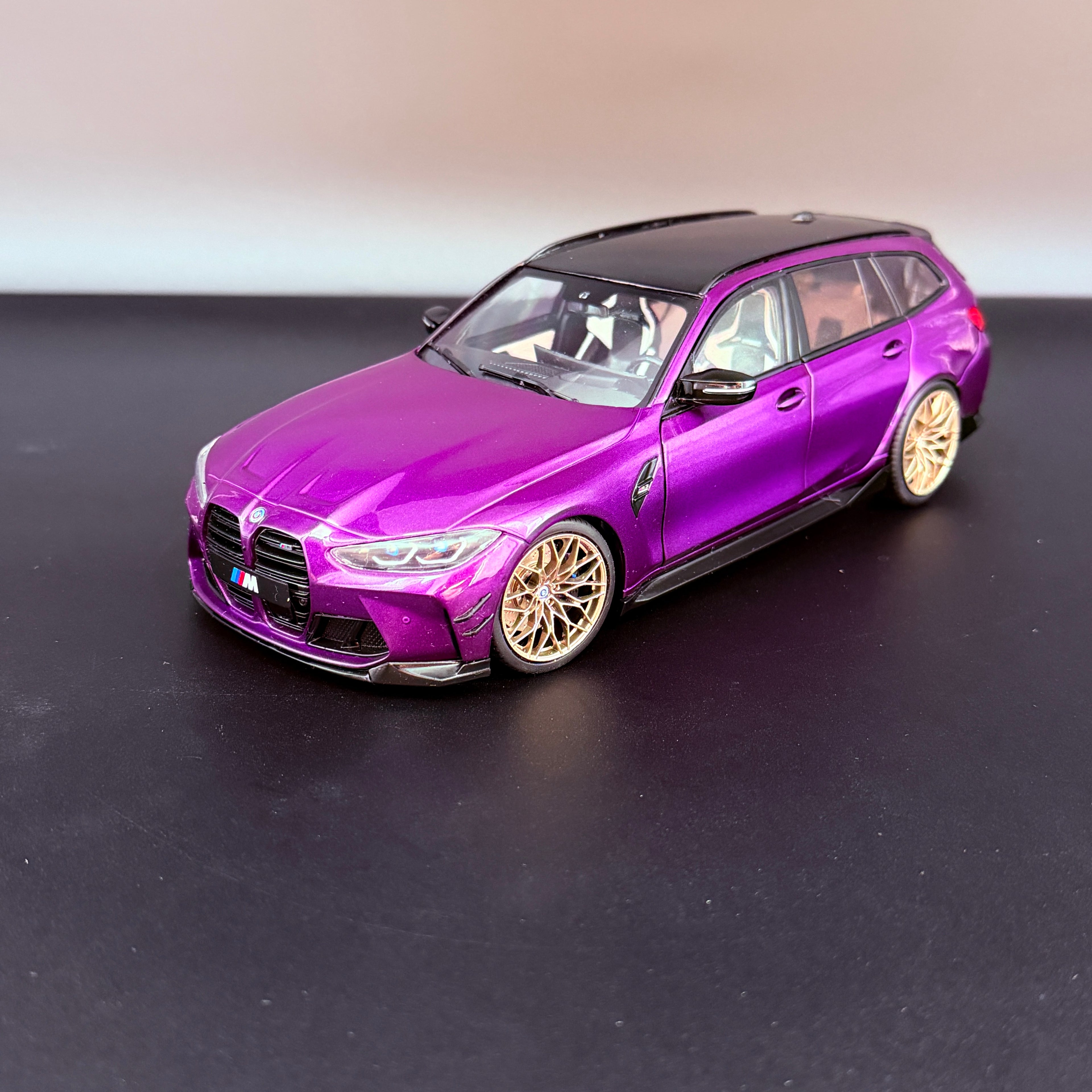 BMW M3 Competition M xDrive Touring 2024 – Twilight Purple Pearl Metallic Maßstab 1:18 von Solido