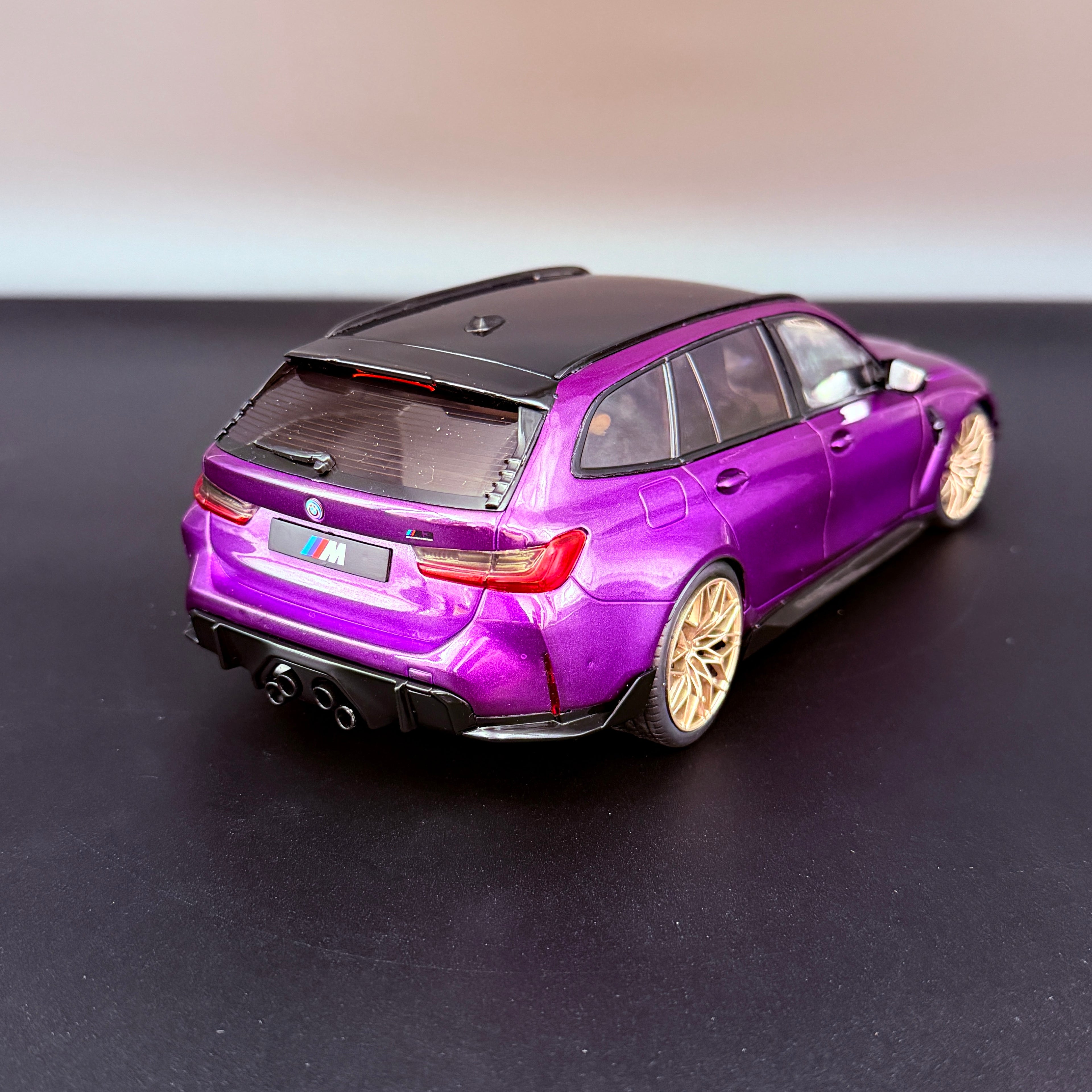 BMW M3 Competition M xDrive Touring 2024 – Twilight Purple Pearl Metallic Maßstab 1:18 von Solido