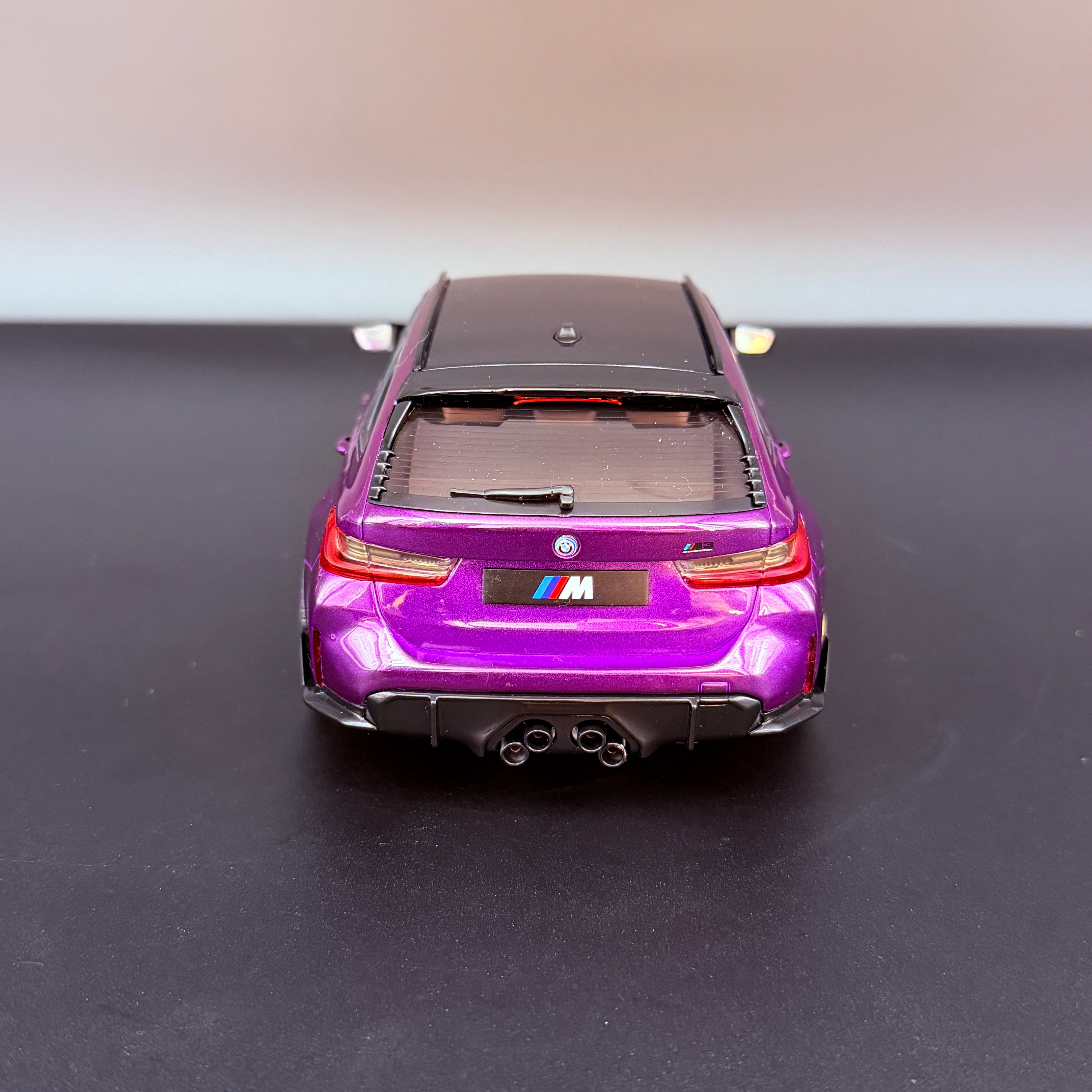 BMW M3 Competition M xDrive Touring 2024 – Twilight Purple Pearl Metallic Maßstab 1:18 von Solido