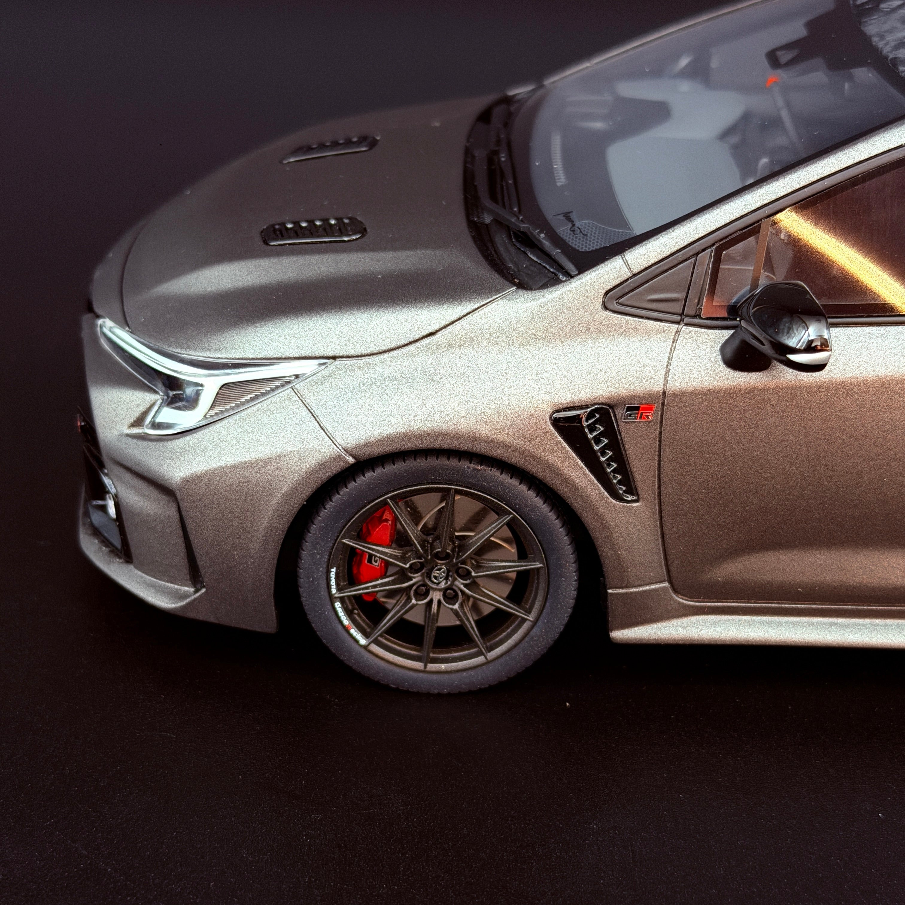 Toyota GR Corolla Morizo Edition 2022 – Grau Maßstab 1:18 von OTTOmobile