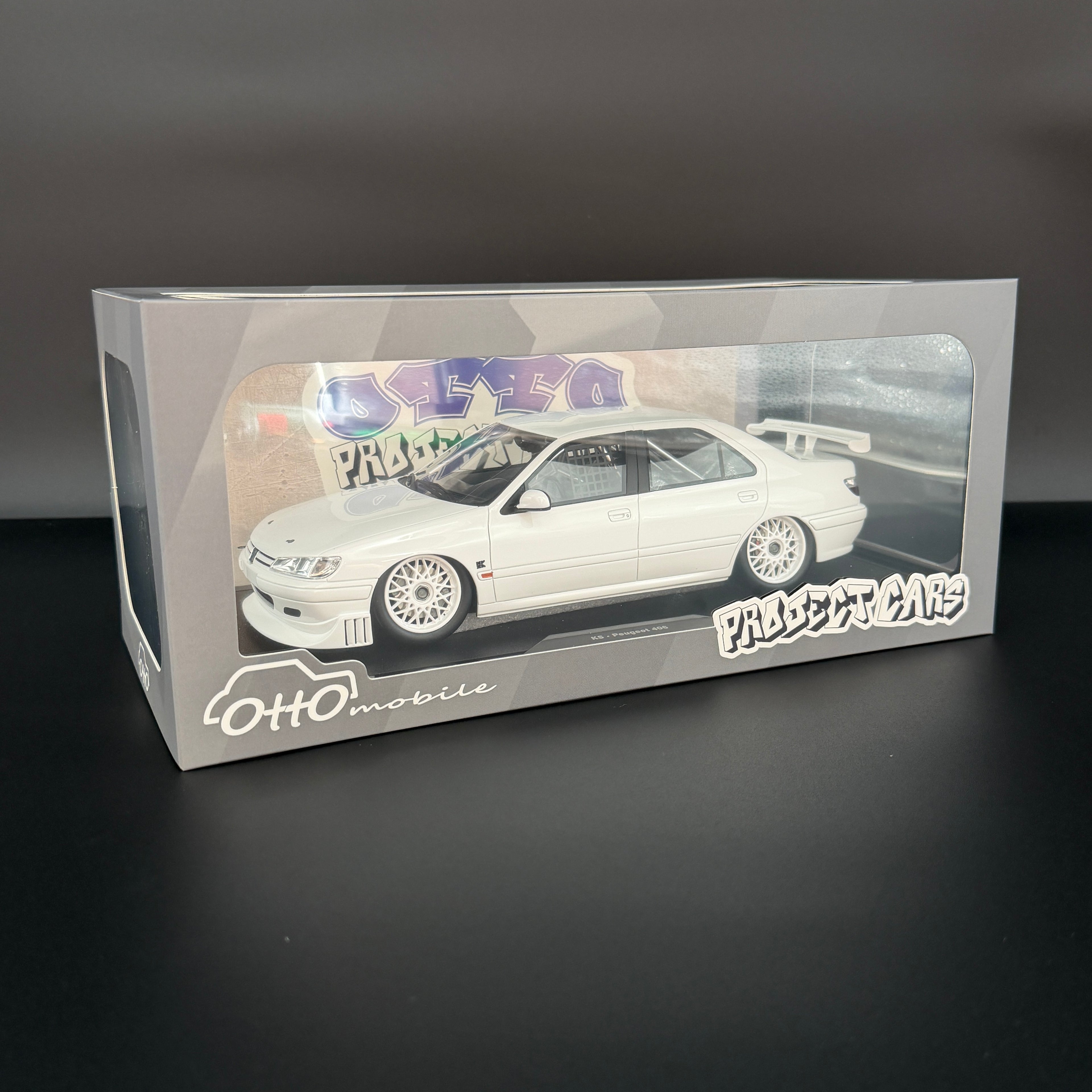 Peugeot 406 von Khyzyl Saleem 2024 – Weiß im Maßstab 1:18 von OTTOmobile