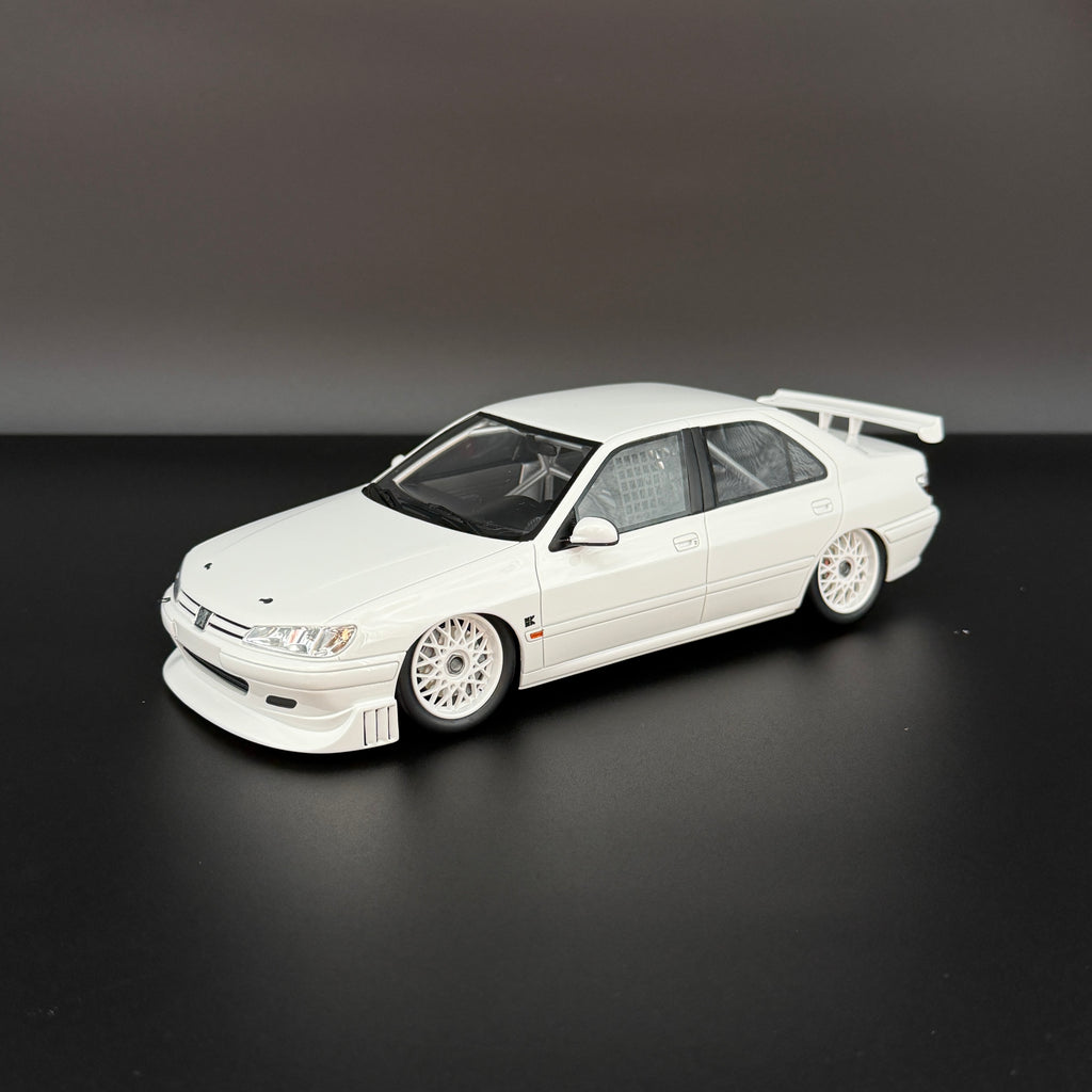 Peugeot 406 von Khyzyl Saleem 2024 – Weiß im Maßstab 1:18 von OTTOmobile