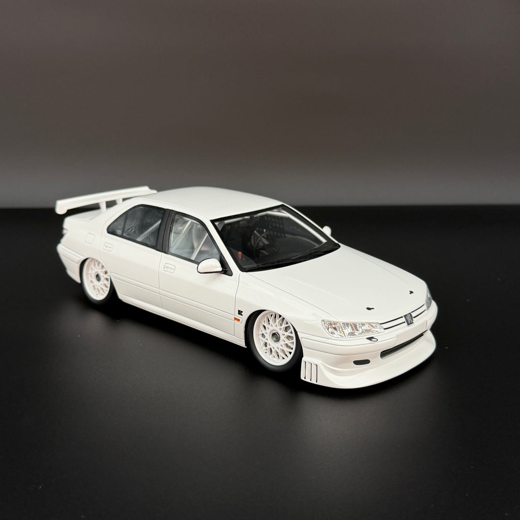 Peugeot 406 von Khyzyl Saleem 2024 – Weiß im Maßstab 1:18 von OTTOmobile