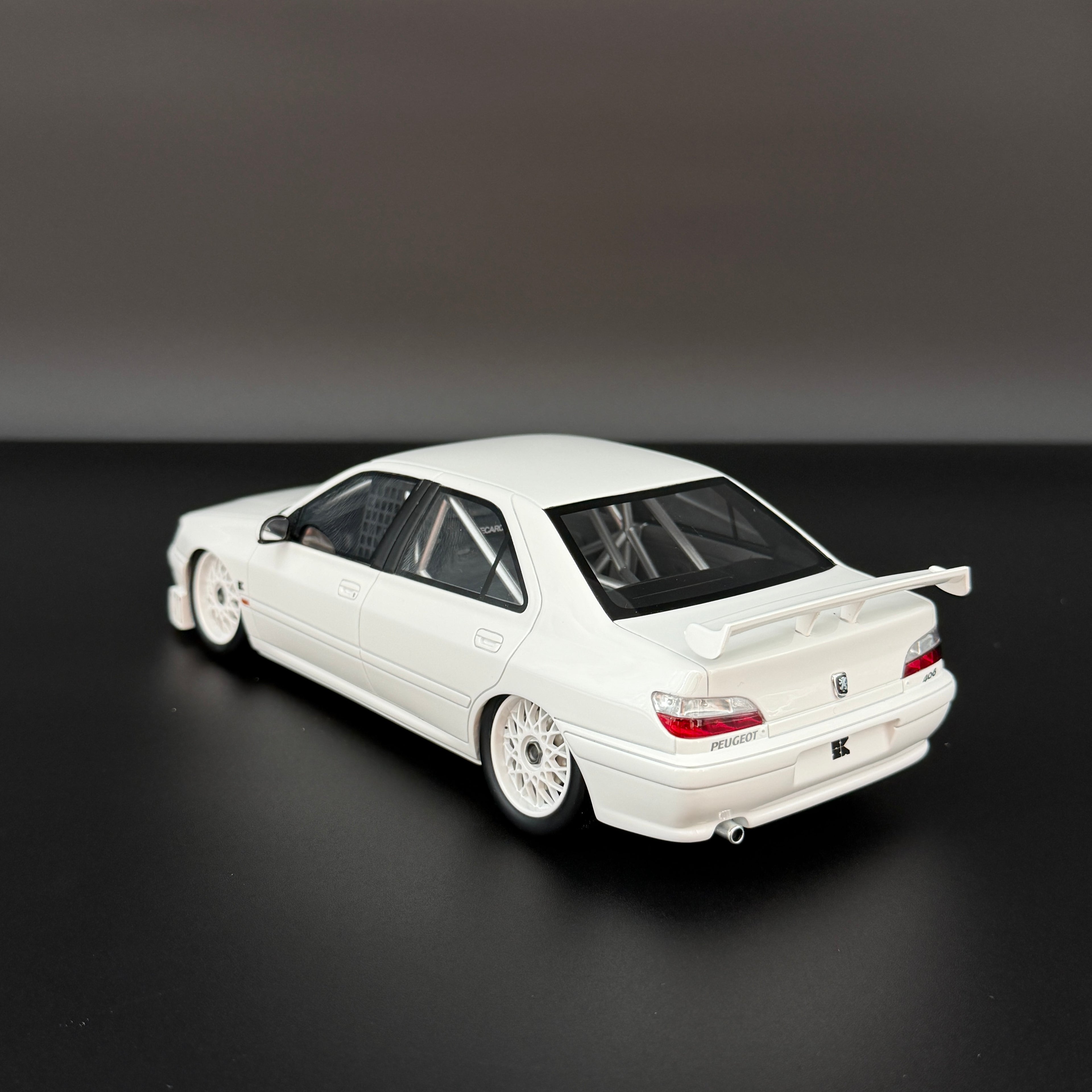 Peugeot 406 von Khyzyl Saleem 2024 – Weiß im Maßstab 1:18 von OTTOmobile
