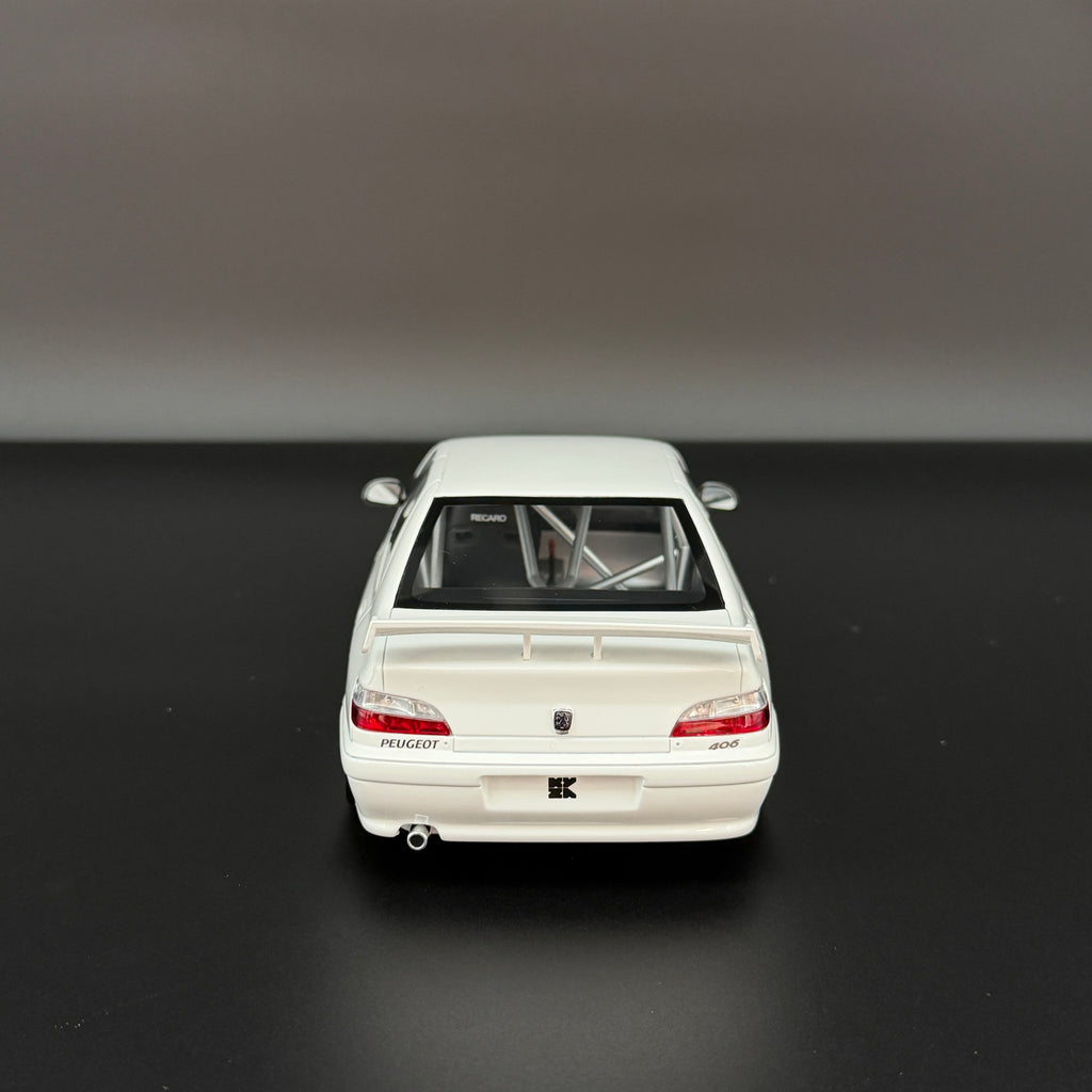 Peugeot 406 von Khyzyl Saleem 2024 – Weiß im Maßstab 1:18 von OTTOmobile
