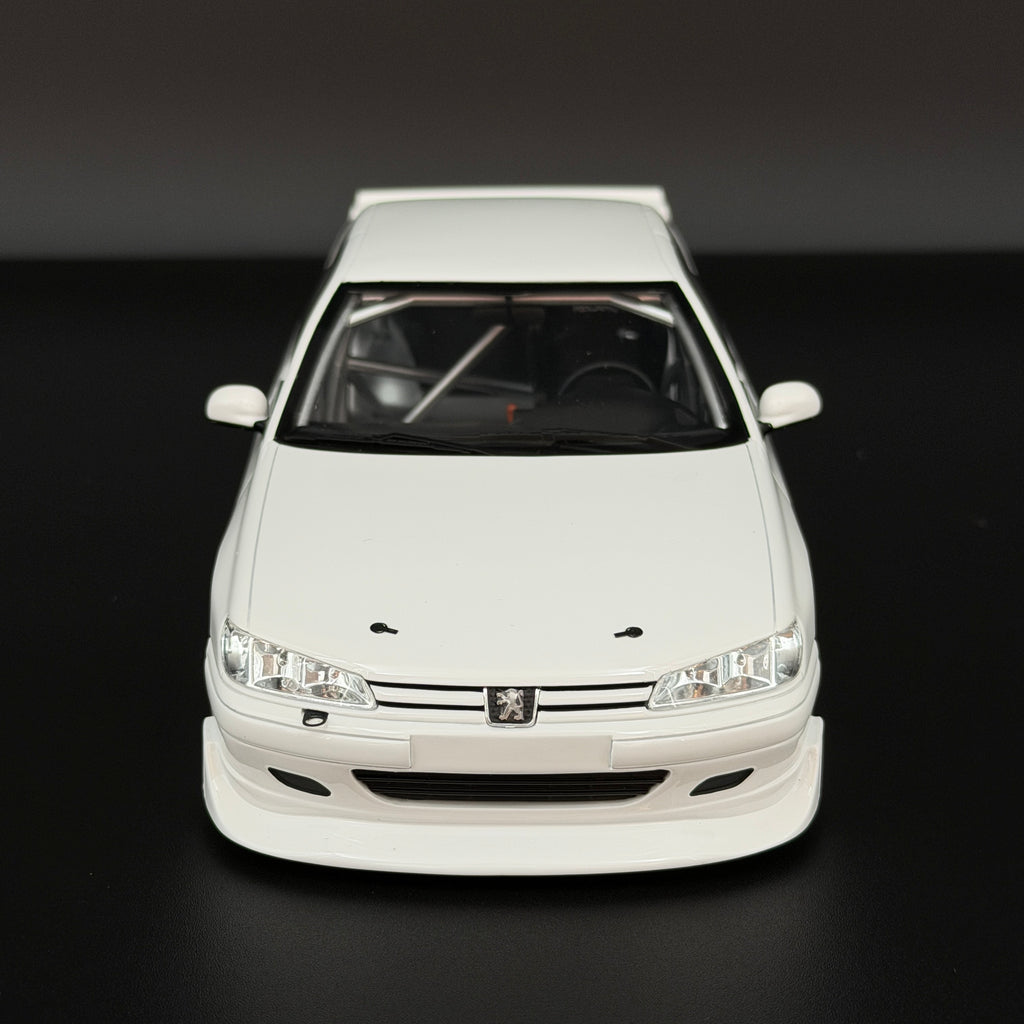 Peugeot 406 von Khyzyl Saleem 2024 – Weiß im Maßstab 1:18 von OTTOmobile