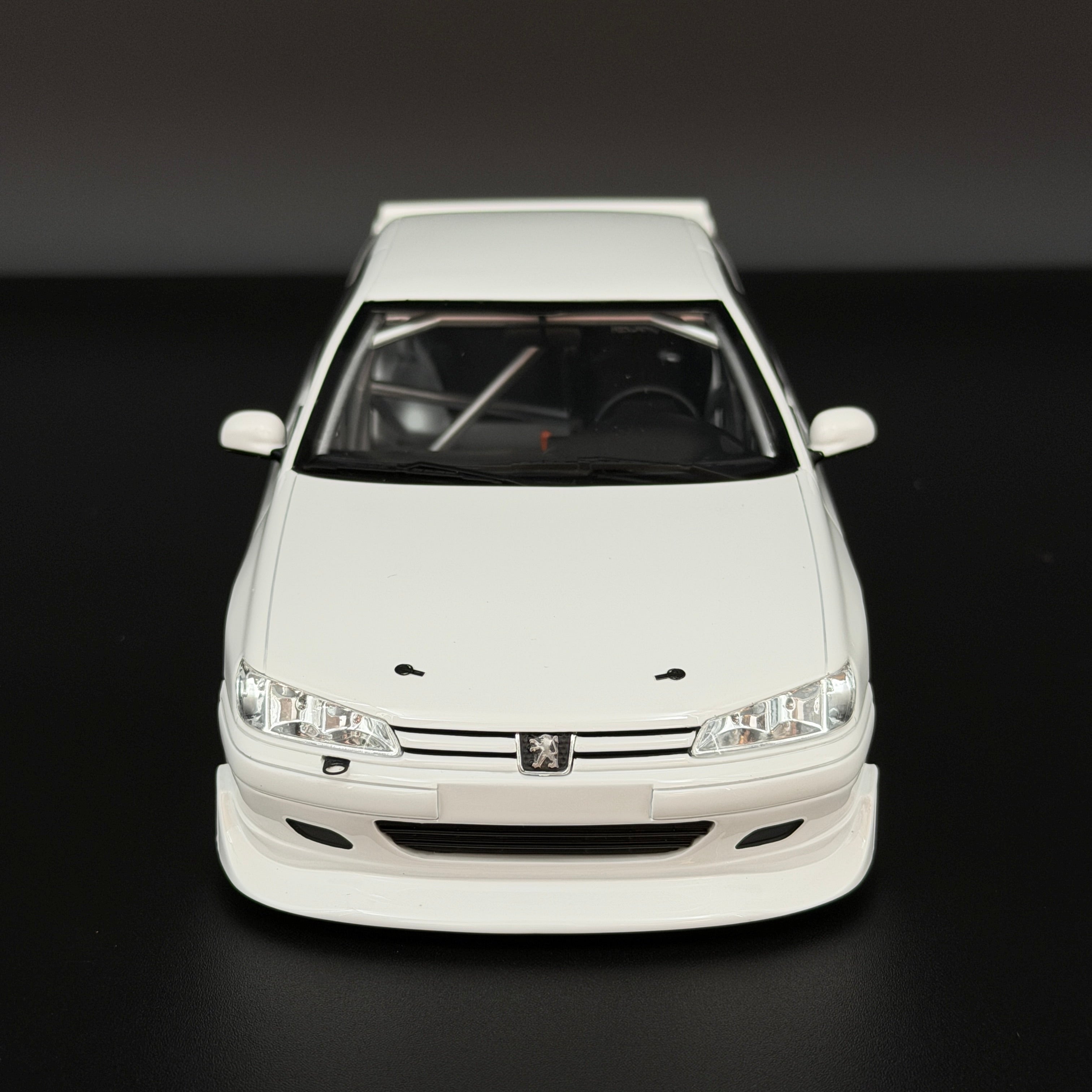 Peugeot 406 von Khyzyl Saleem 2024 – Weiß im Maßstab 1:18 von OTTOmobile