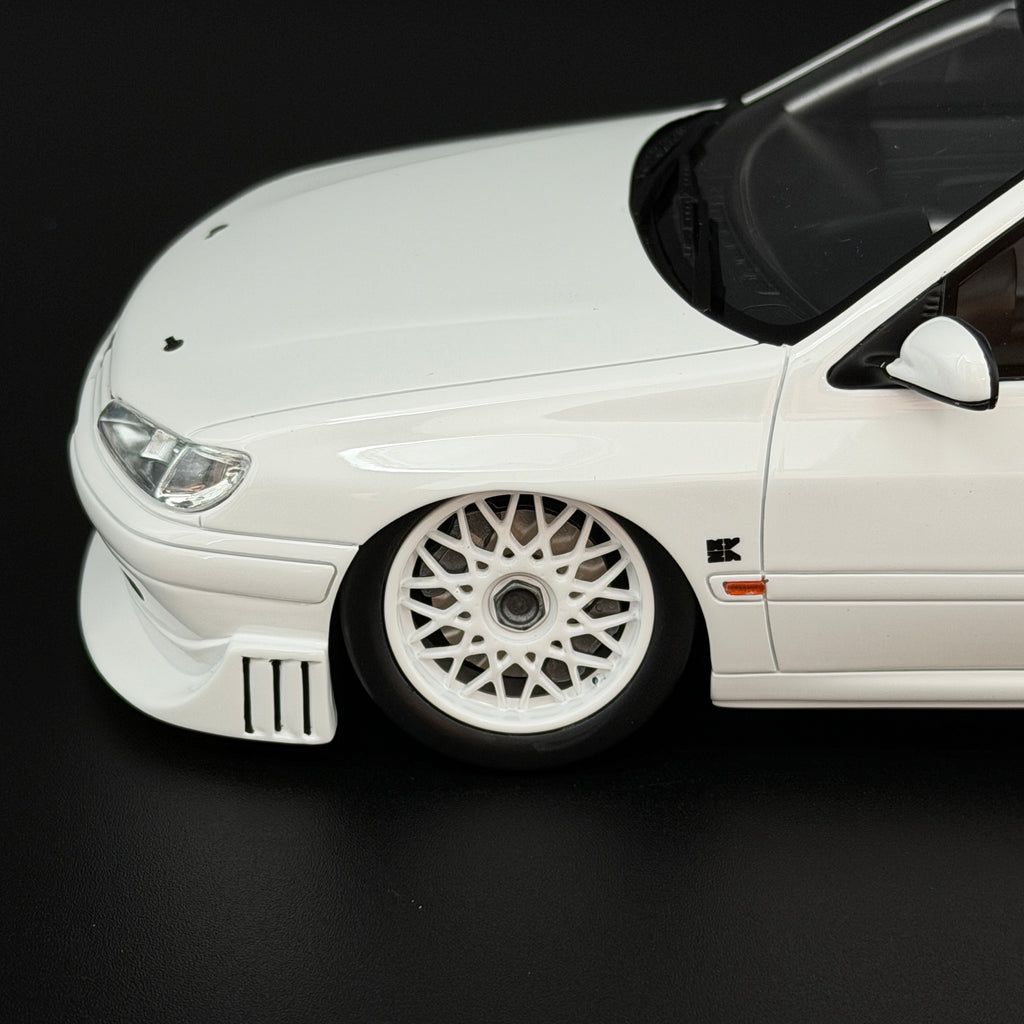 Peugeot 406 von Khyzyl Saleem 2024 – Weiß im Maßstab 1:18 von OTTOmobile