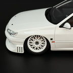 Peugeot 406 von Khyzyl Saleem 2024 – Weiß im Maßstab 1:18 von OTTOmobile