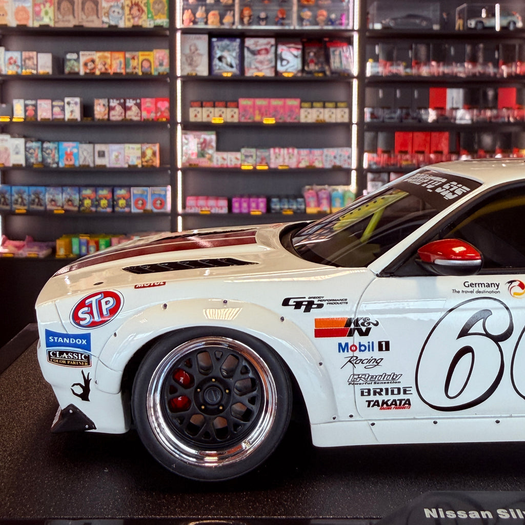 Nissan Silvia S14 Boss Rocket Bunny #66 Hvid 2024 1:18 fra OttOmobile