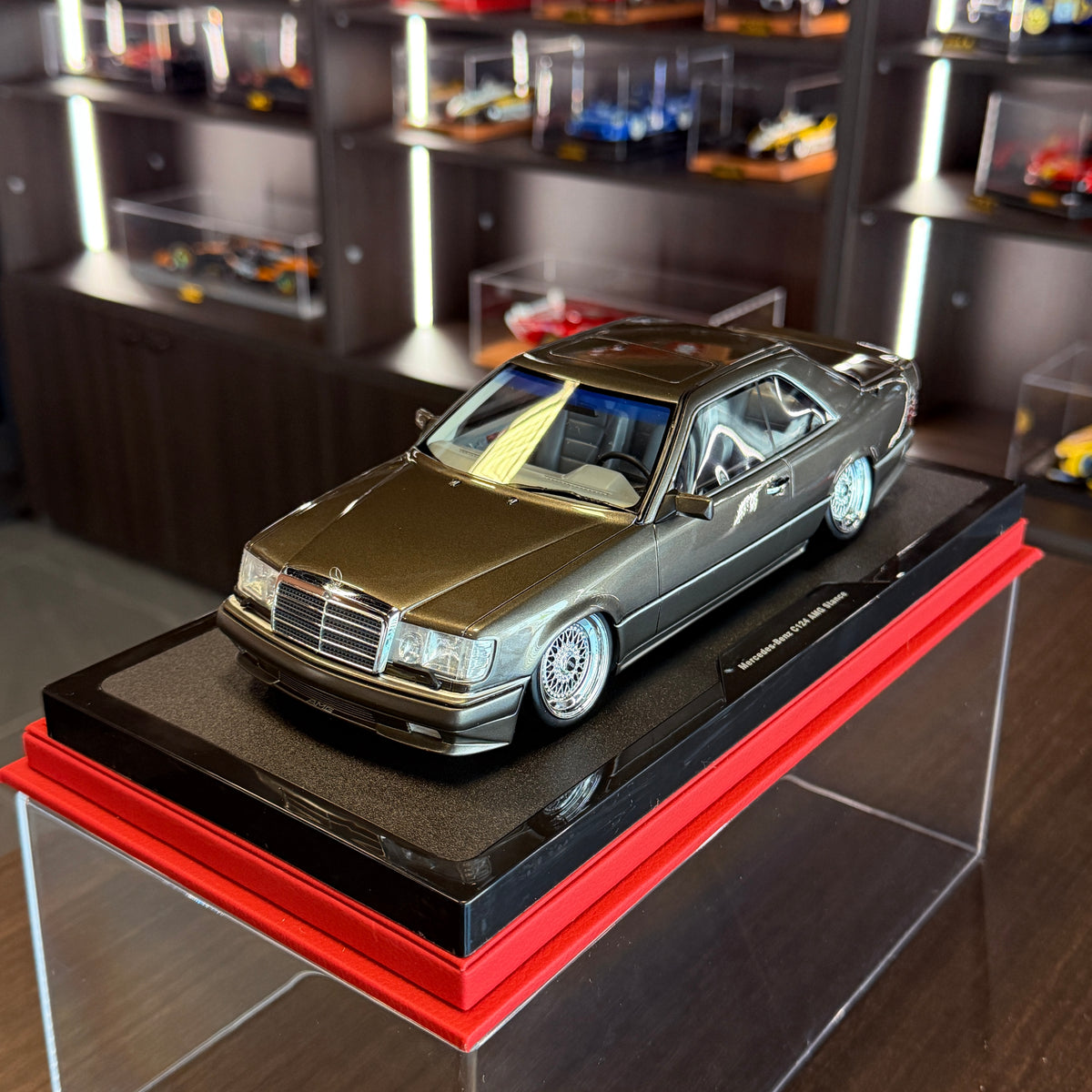 Mercedes-Benz C124 AMG "Stance" antracitgrå 2022 – 1:18 fra OttOmobile