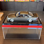 Mercedes-Benz C124 AMG "Stance" antracitgrå 2022 – 1:18 fra OttOmobile