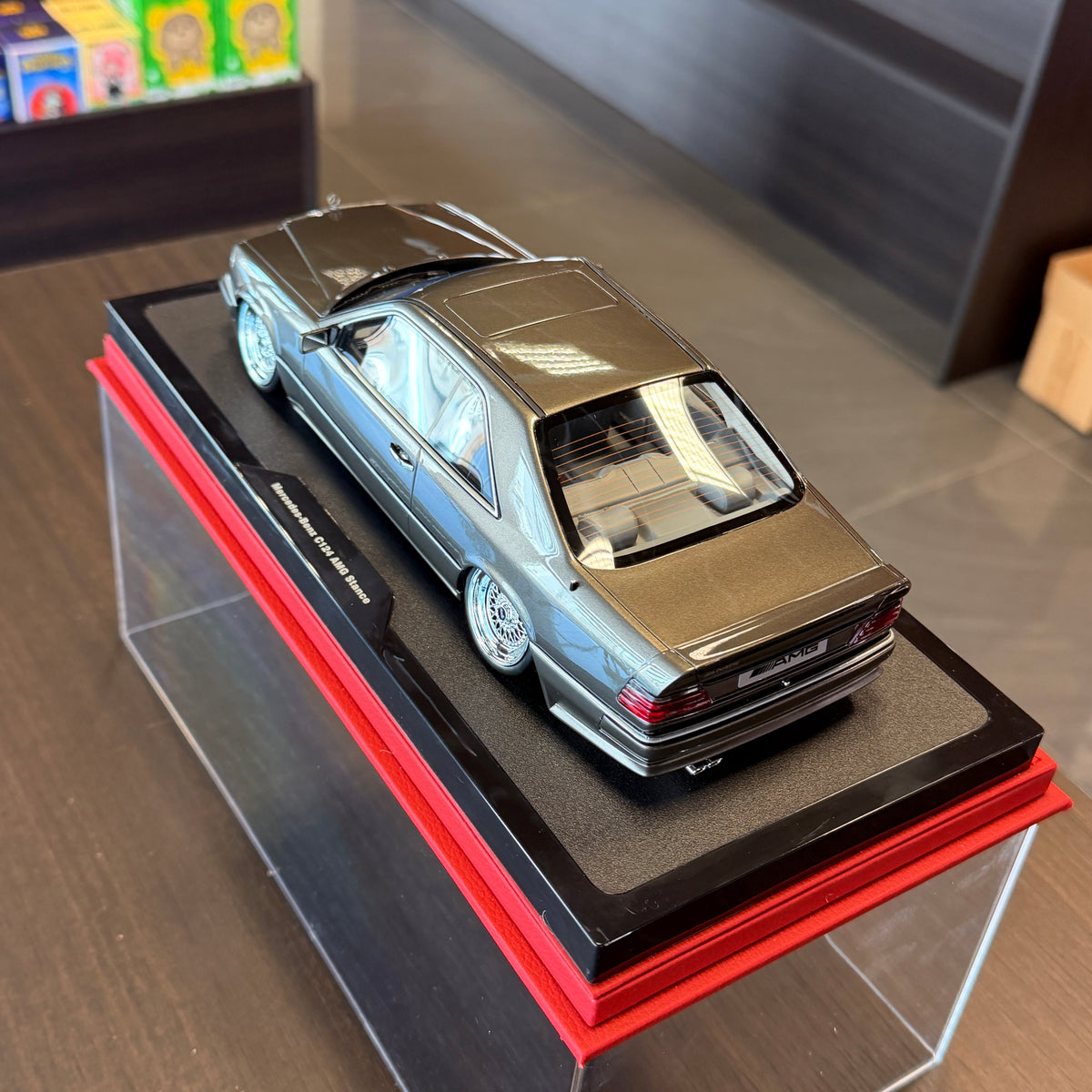Mercedes-Benz C124 AMG "Stance" antracitgrå 2022 – 1:18 fra OttOmobile