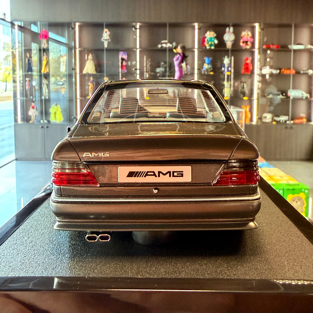 Mercedes-Benz C124 AMG "Stance" antracitgrå 2022 – 1:18 fra OttOmobile