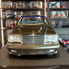 Mercedes-Benz C124 AMG "Stance" antracitgrå 2022 – 1:18 fra OttOmobile