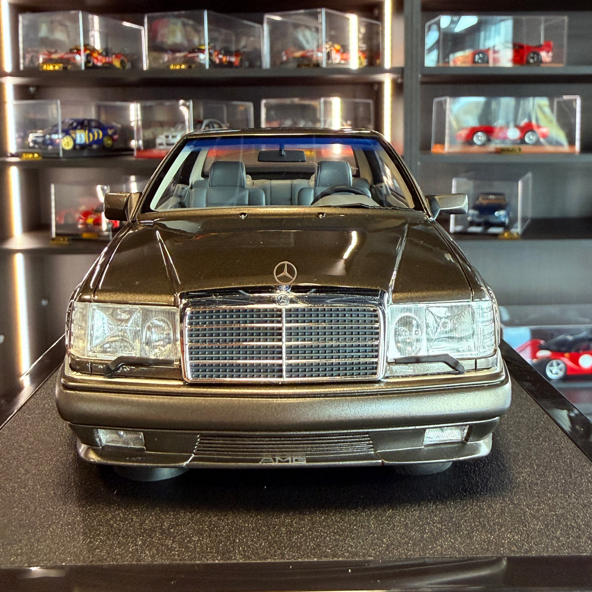 Mercedes-Benz C124 AMG "Stance" antracitgrå 2022 – 1:18 fra OttOmobile