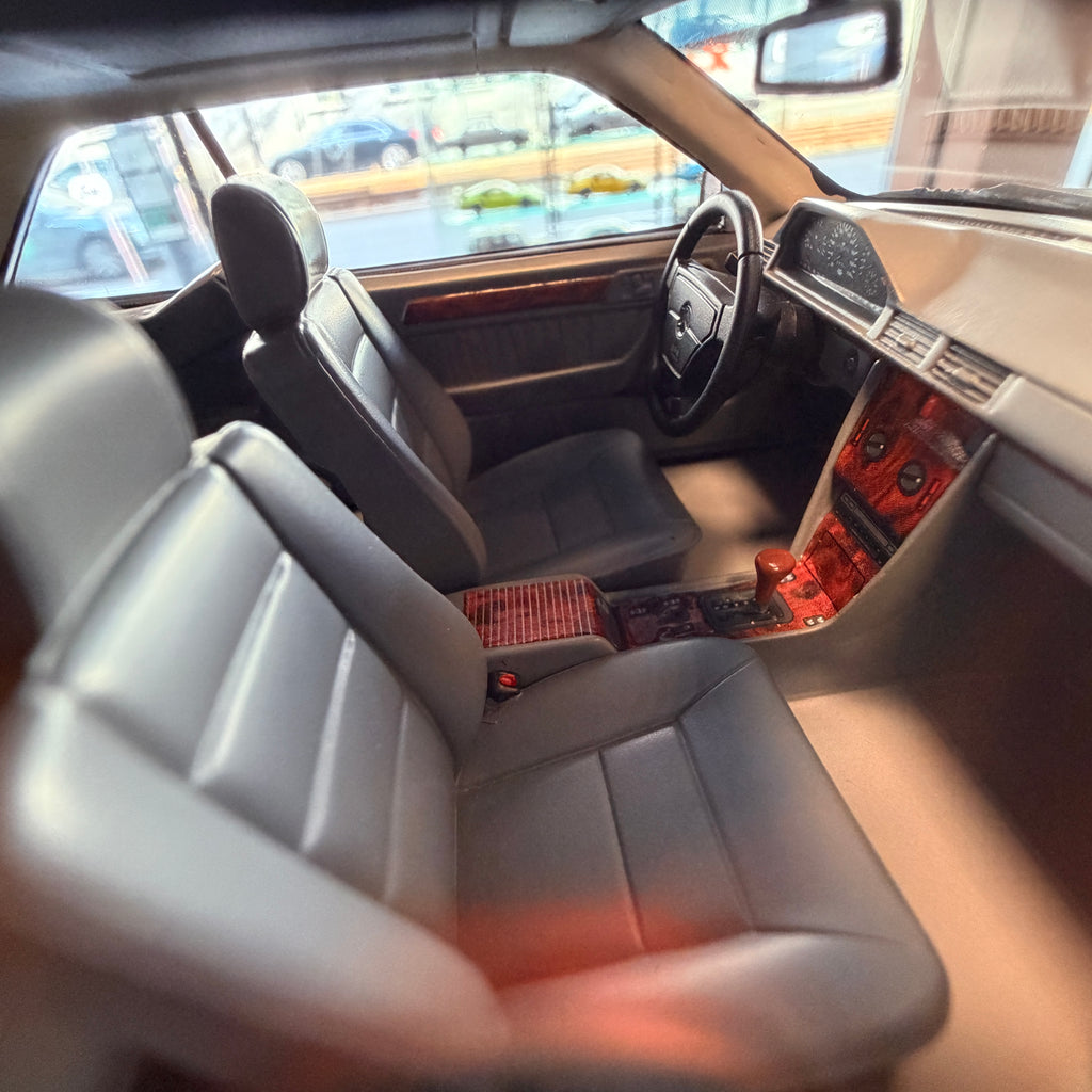Mercedes-Benz C124 AMG "Stance" antracitgrå 2022 – 1:18 fra OttOmobile
