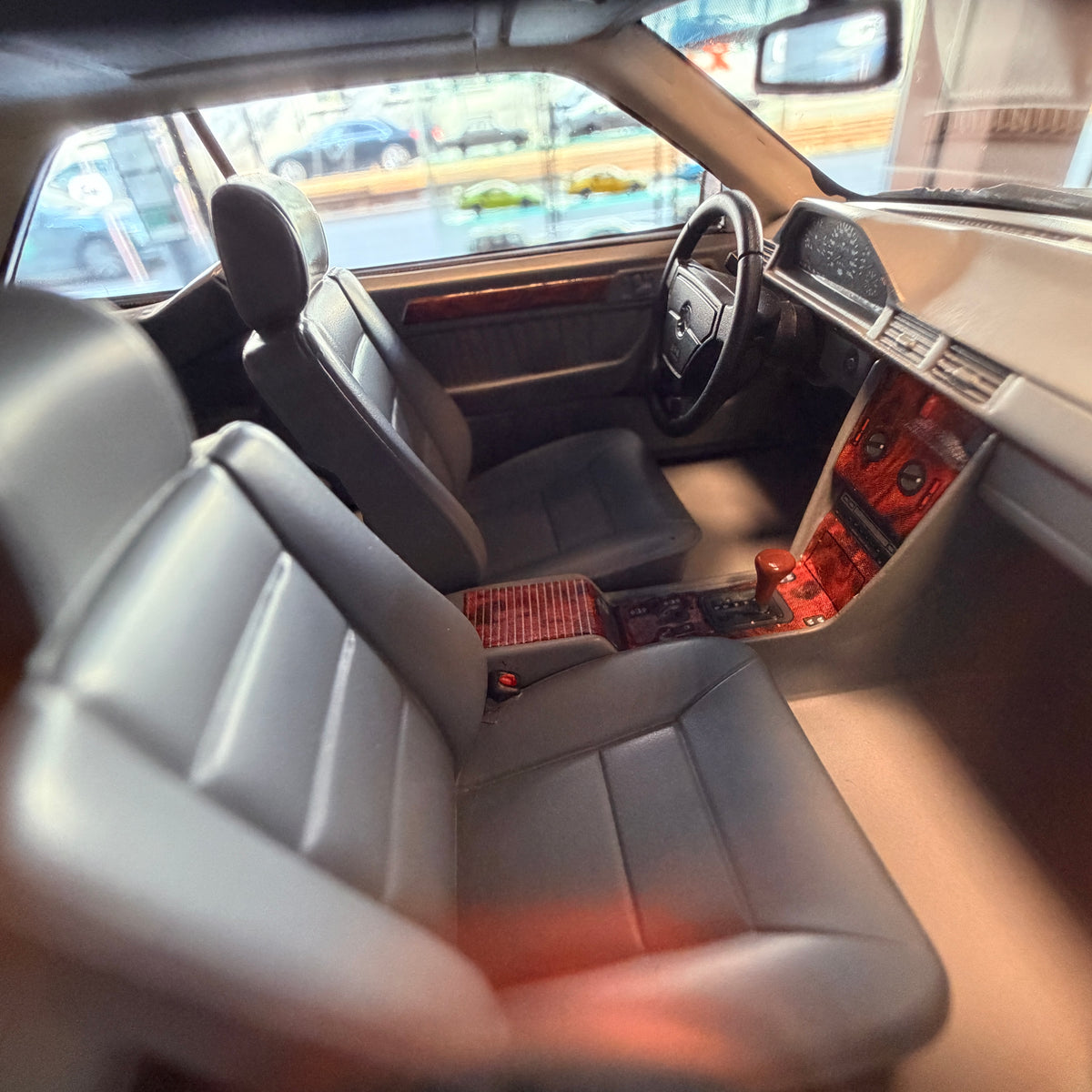 Mercedes-Benz C124 AMG "Stance" antracitgrå 2022 – 1:18 fra OttOmobile
