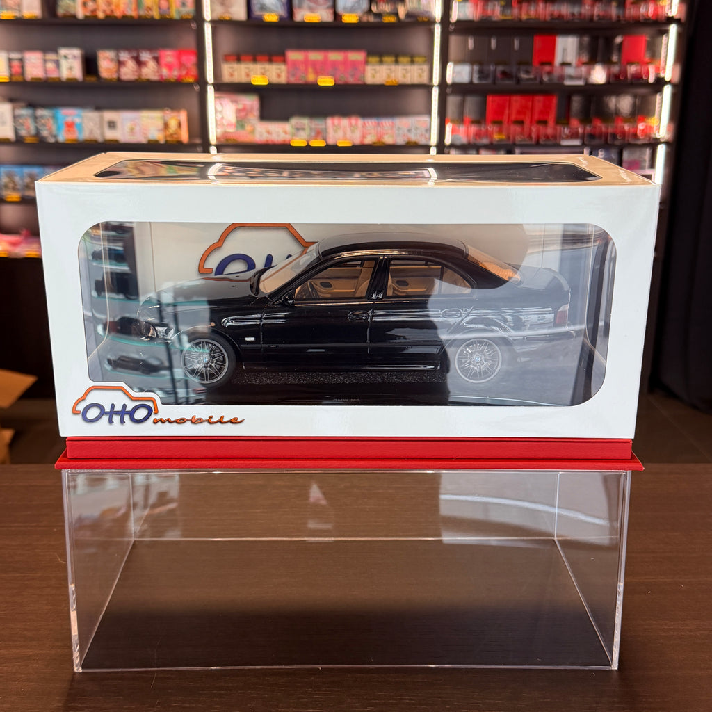 BMW M5 (E39) 2000 v černé metalíze Sapphire – 1:18 od OttOmobile