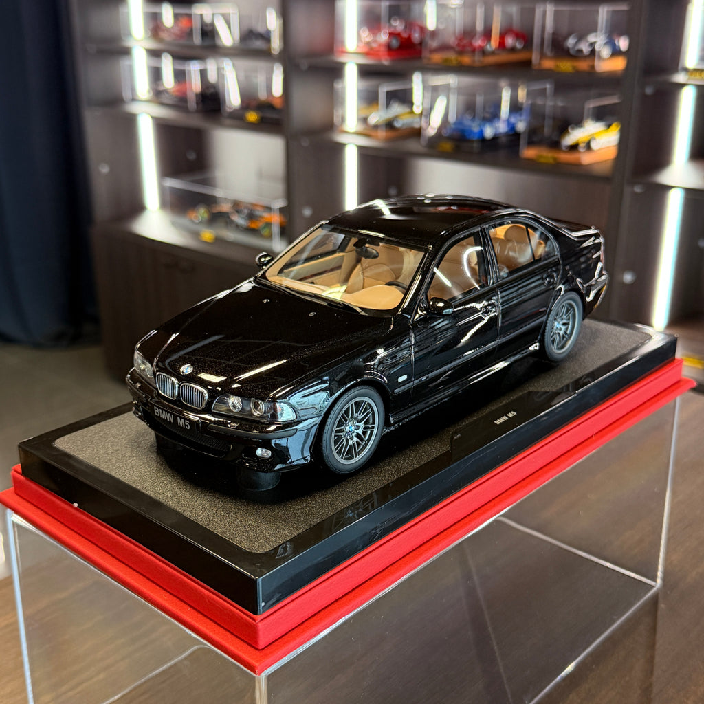 BMW M5 (E39) 2000 v černé metalíze Sapphire – 1:18 od OttOmobile