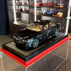 BMW M5 (E39) 2000 v černé metalíze Sapphire – 1:18 od OttOmobile